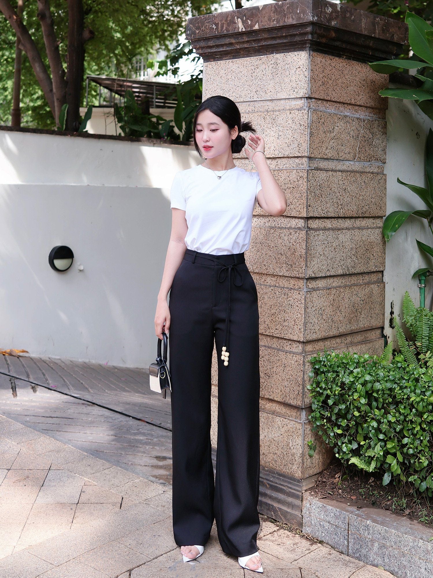  Quần tây ống suông luồn dây lưng gắn hạt gỗ 