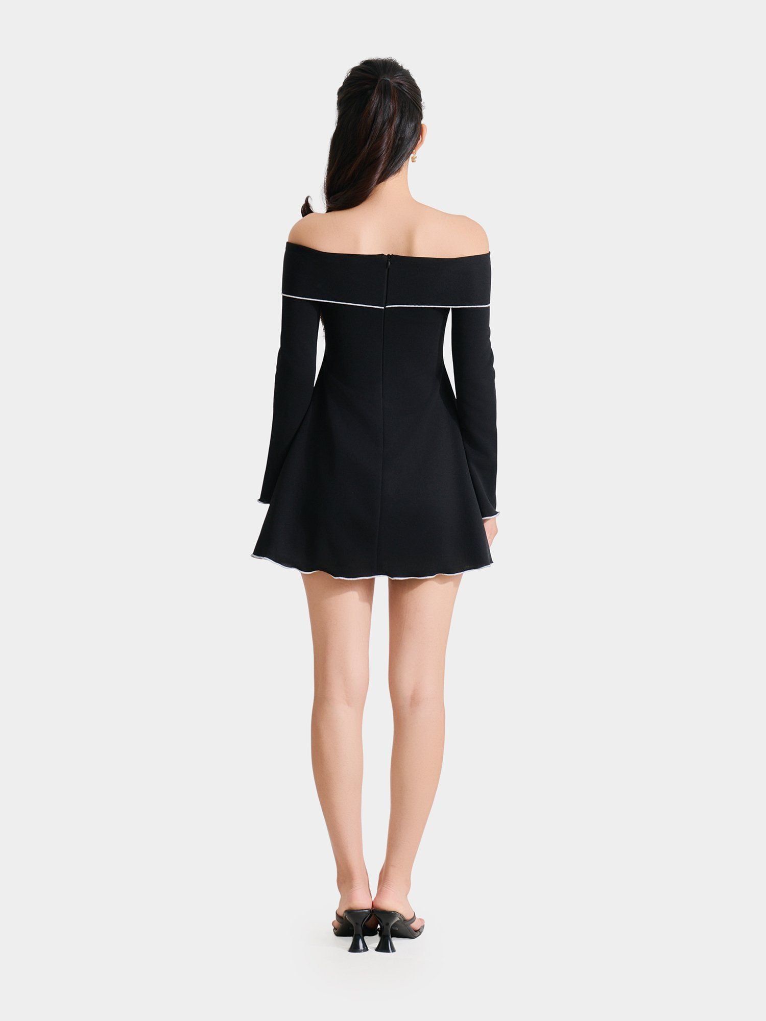  Đầm mini thun trễ vai tay dài đính hoa 