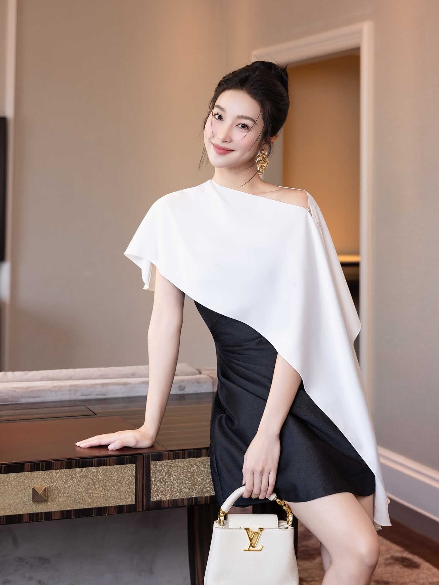  Đầm mini Tapta cúp ngực phối khăn lụa 