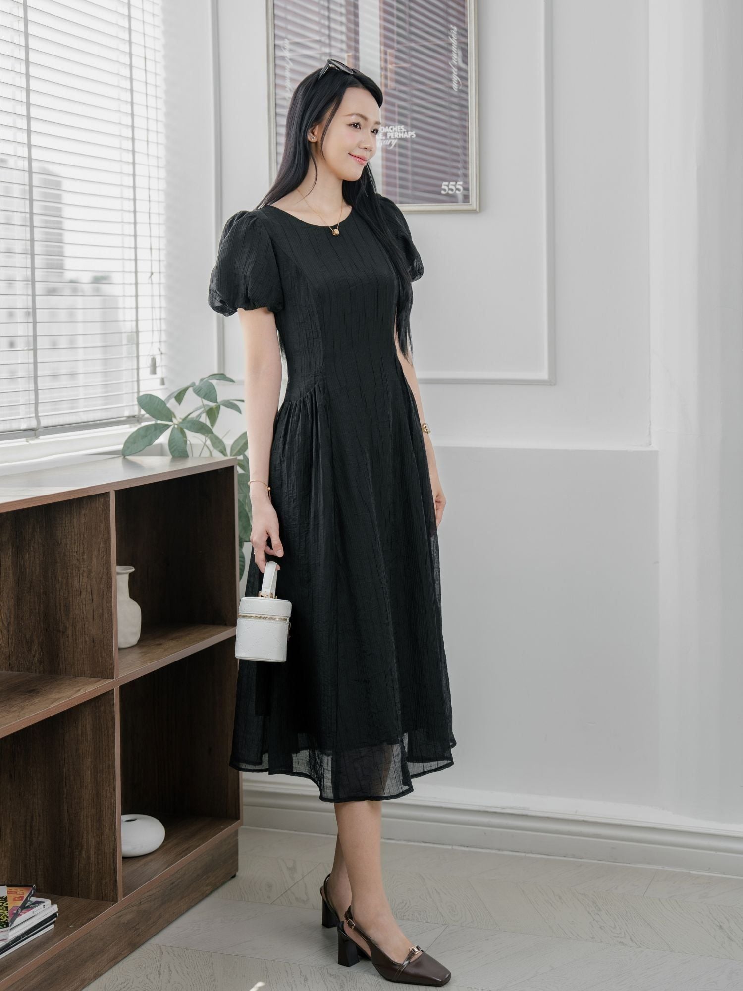  Đầm midi tơ dập nhăn tay phồng 