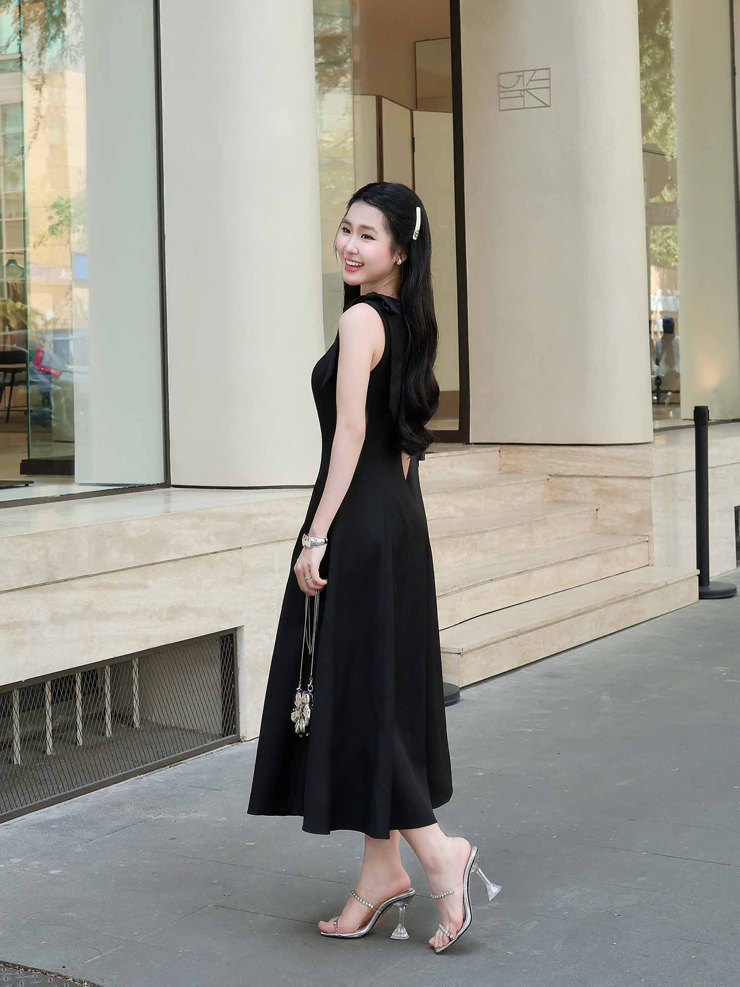 Đầm midi sát nách khoét cổ phối nơ