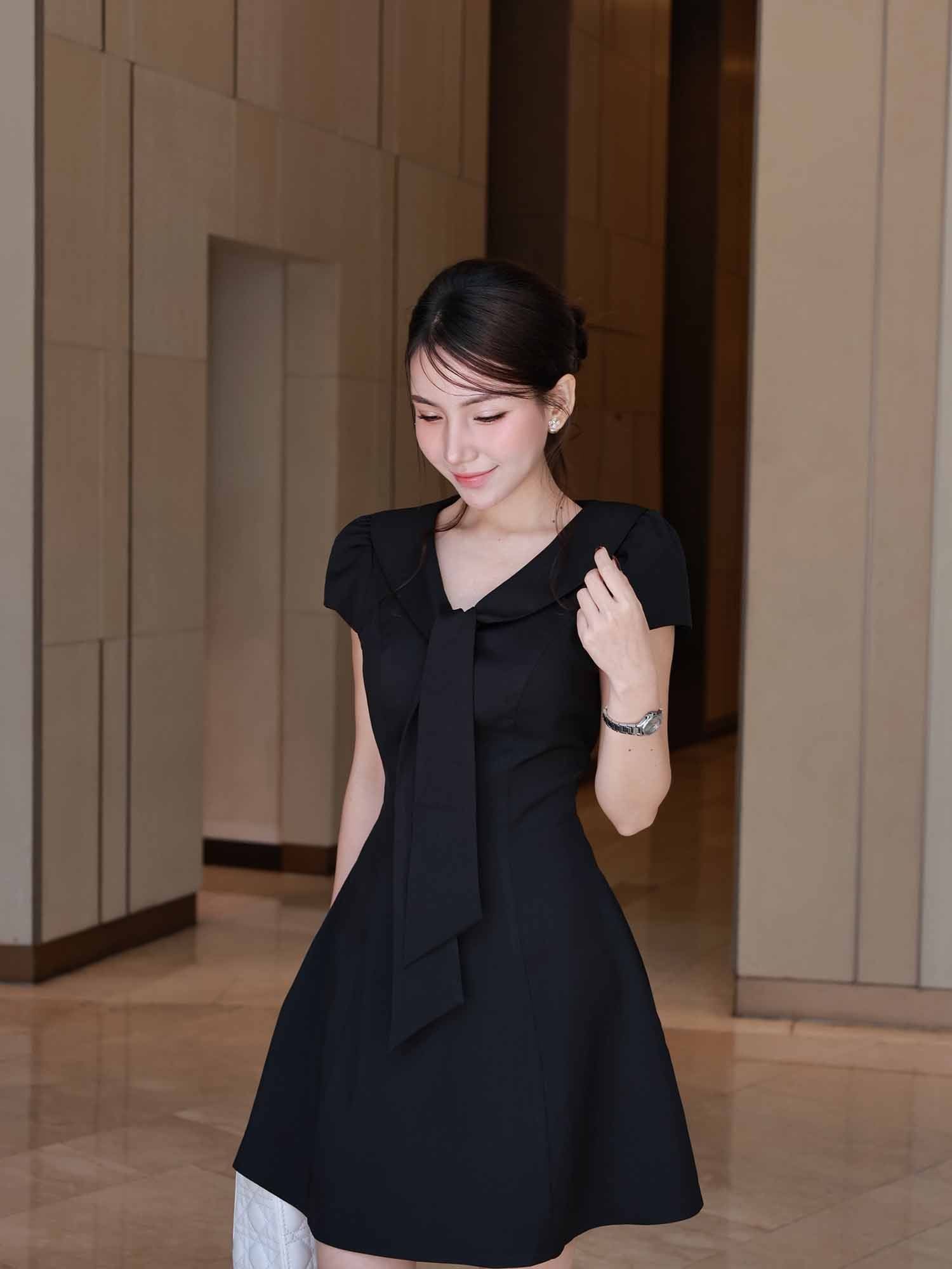  Đầm ngắn cổ áo thắt nơ 