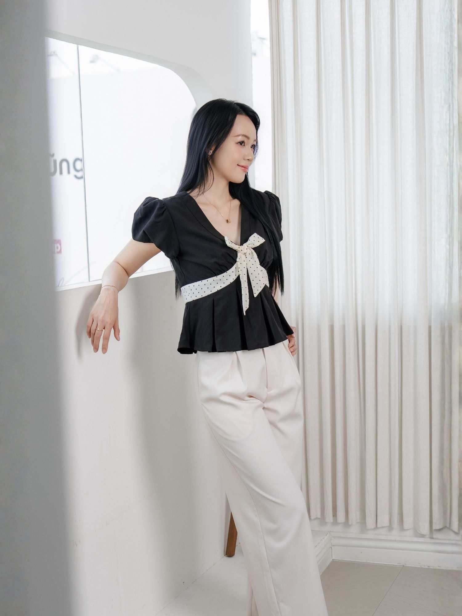  Áo kiểu phối nơ chấm bi 