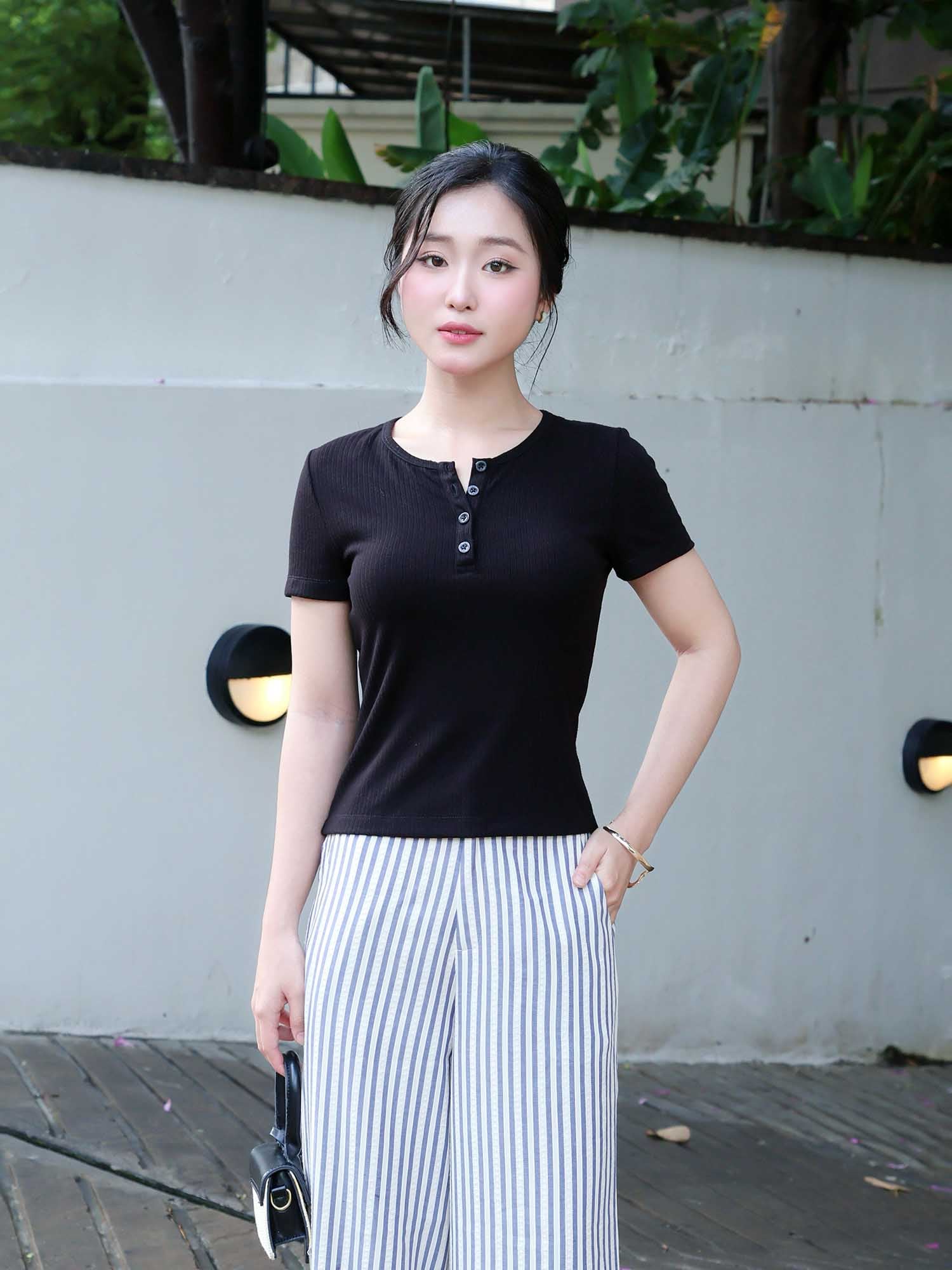 Áo thun cổ tròn gài nút