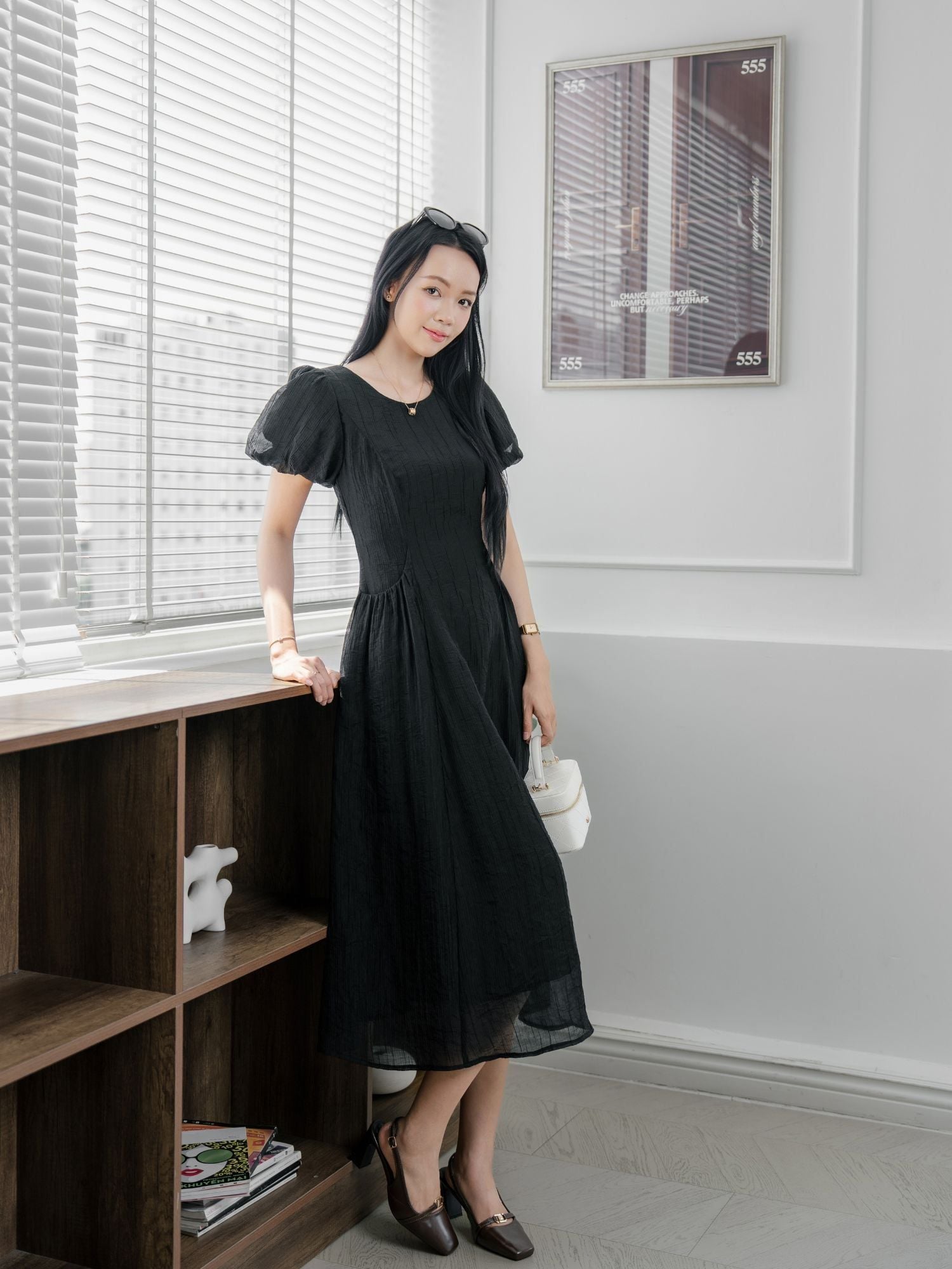  Đầm midi tơ dập nhăn tay phồng 