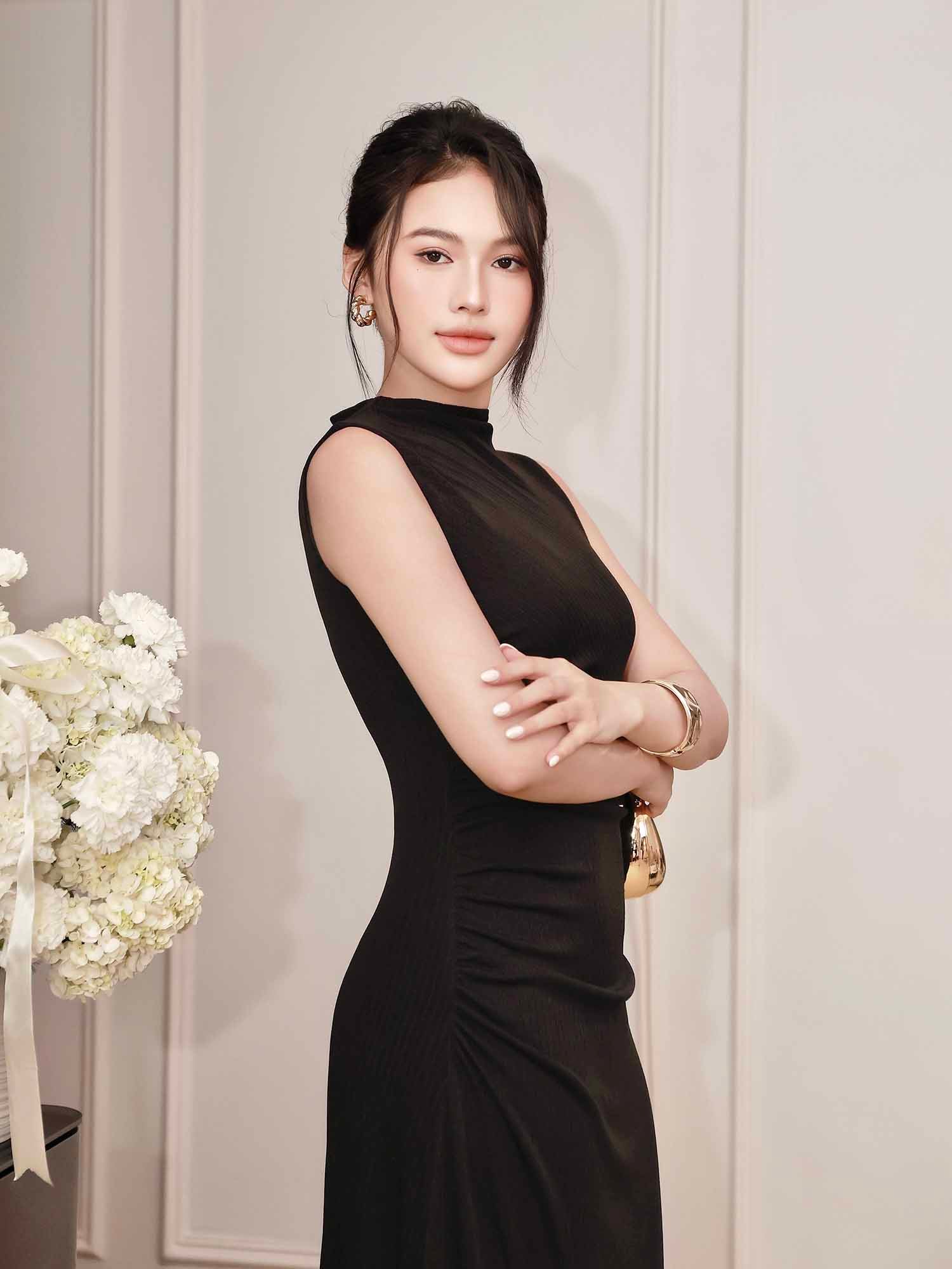 Đầm dài sát nách nhún sườn cách điệu