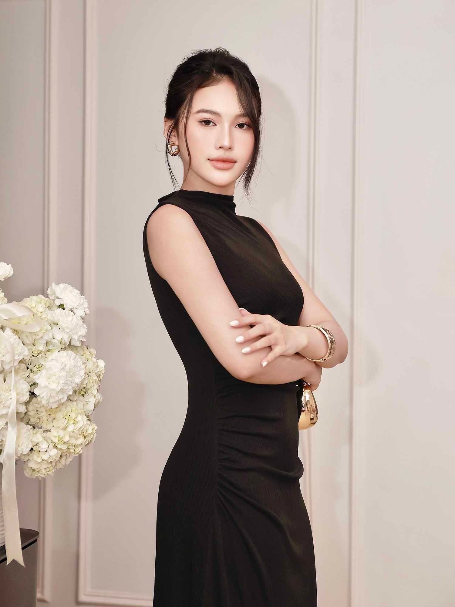  Đầm dài sát nách nhún sườn cách điệu 