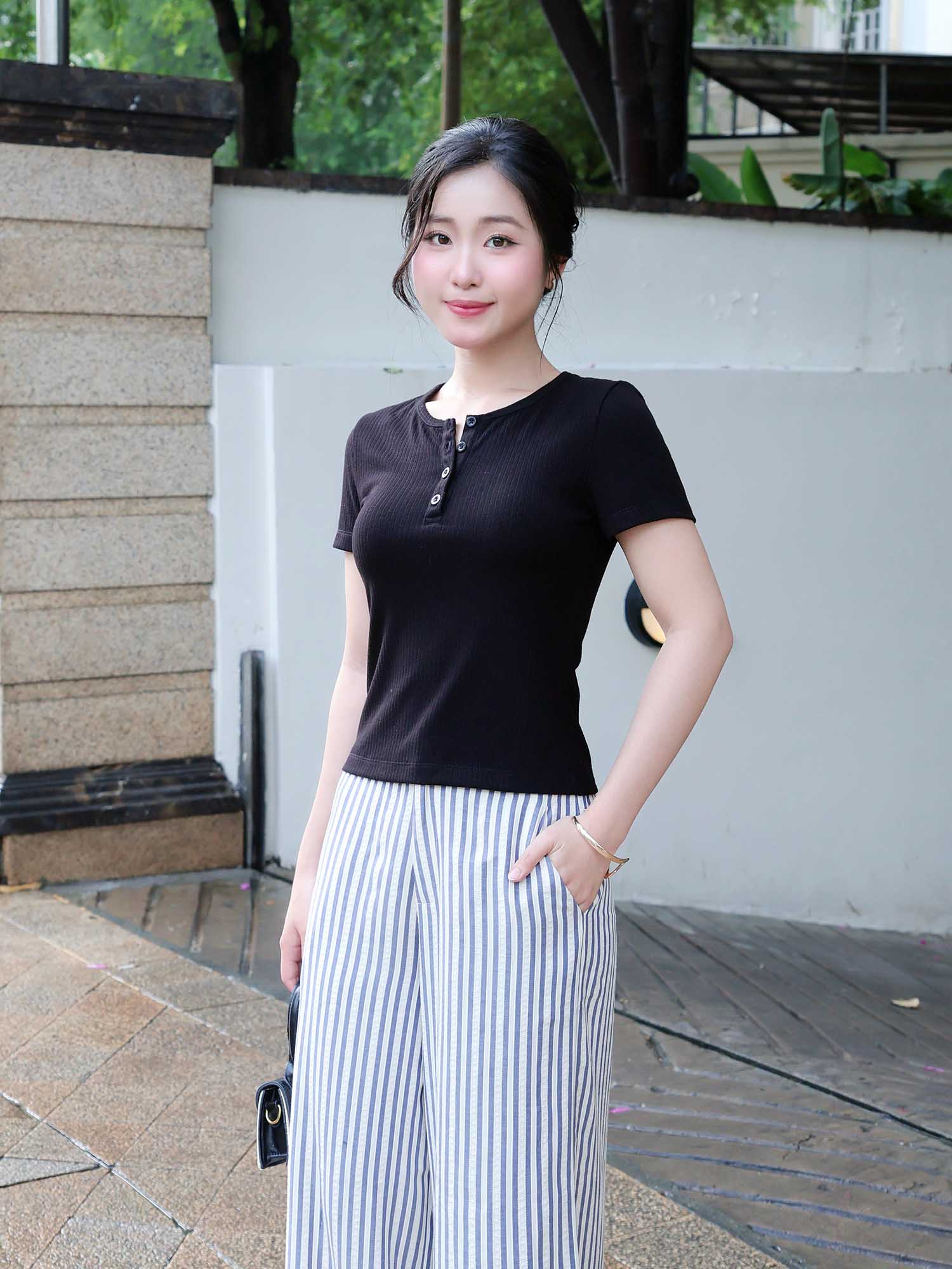 Áo thun cổ tròn gài nút