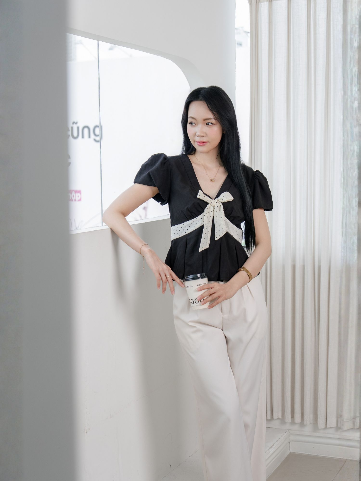 Áo kiểu phối nơ chấm bi