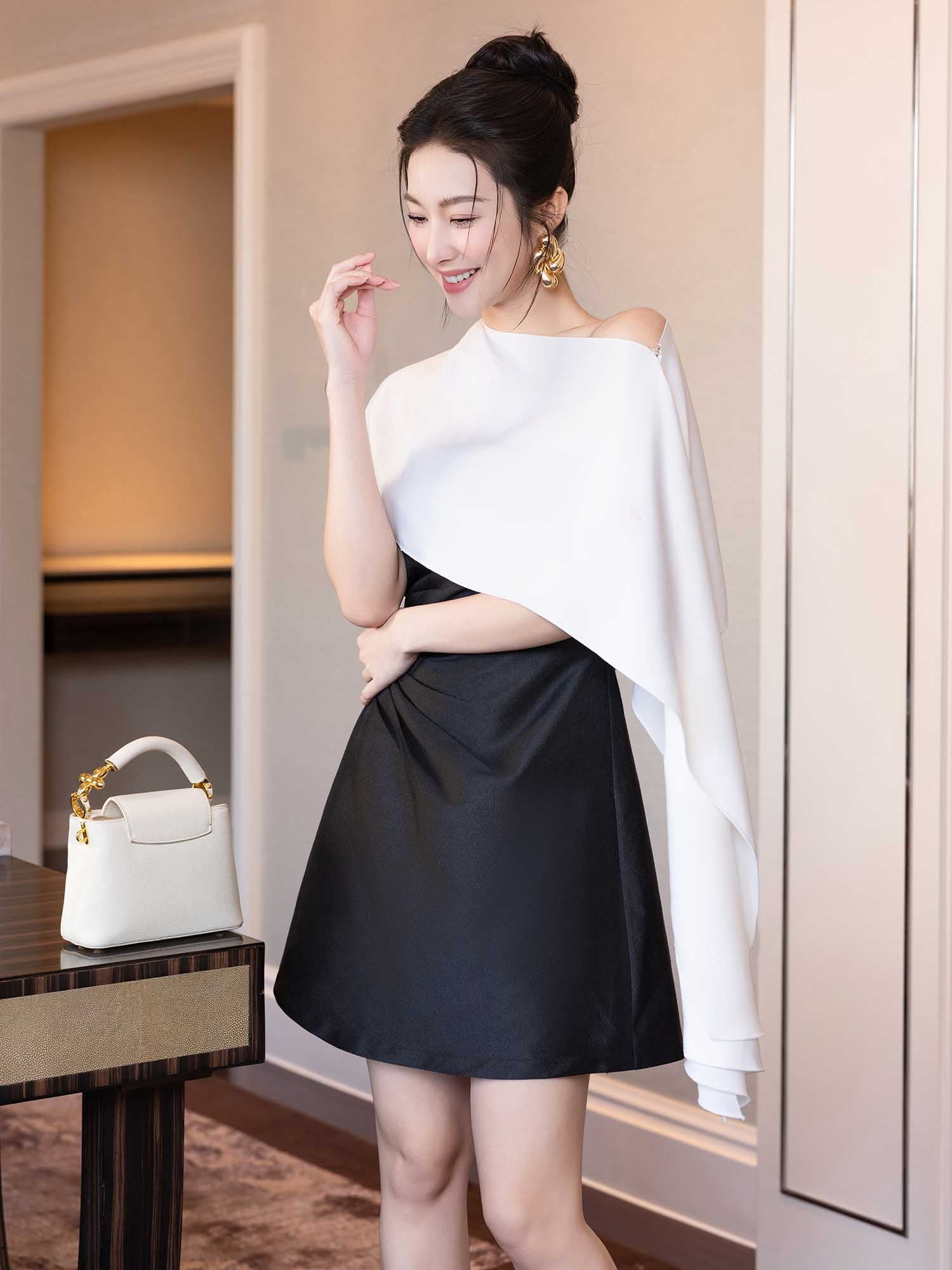 Đầm mini Tapta cúp ngực phối khăn lụa