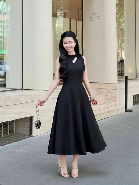  Đầm midi sát nách khoét cổ phối nơ 
