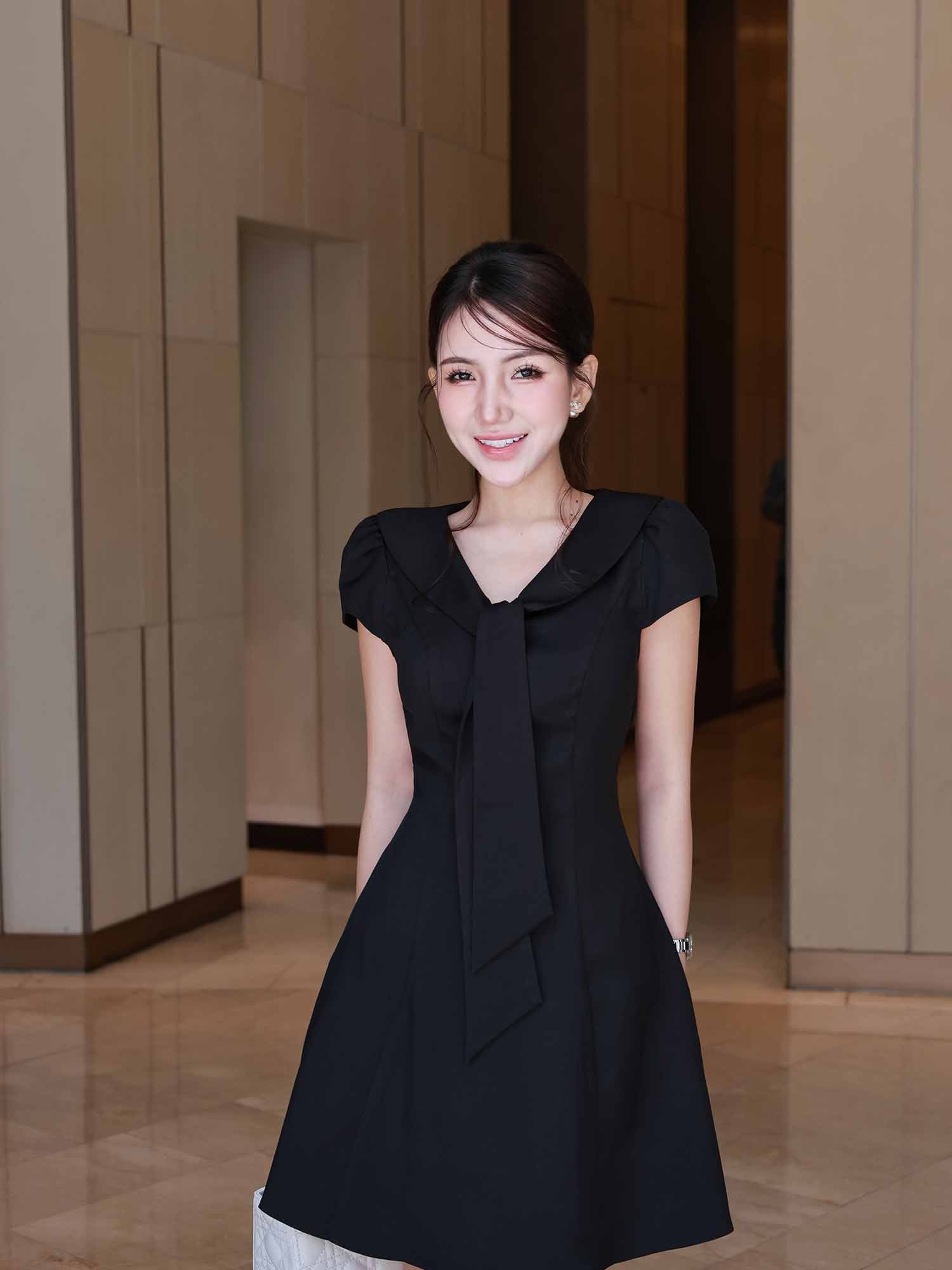 Đầm ngắn cổ áo thắt nơ