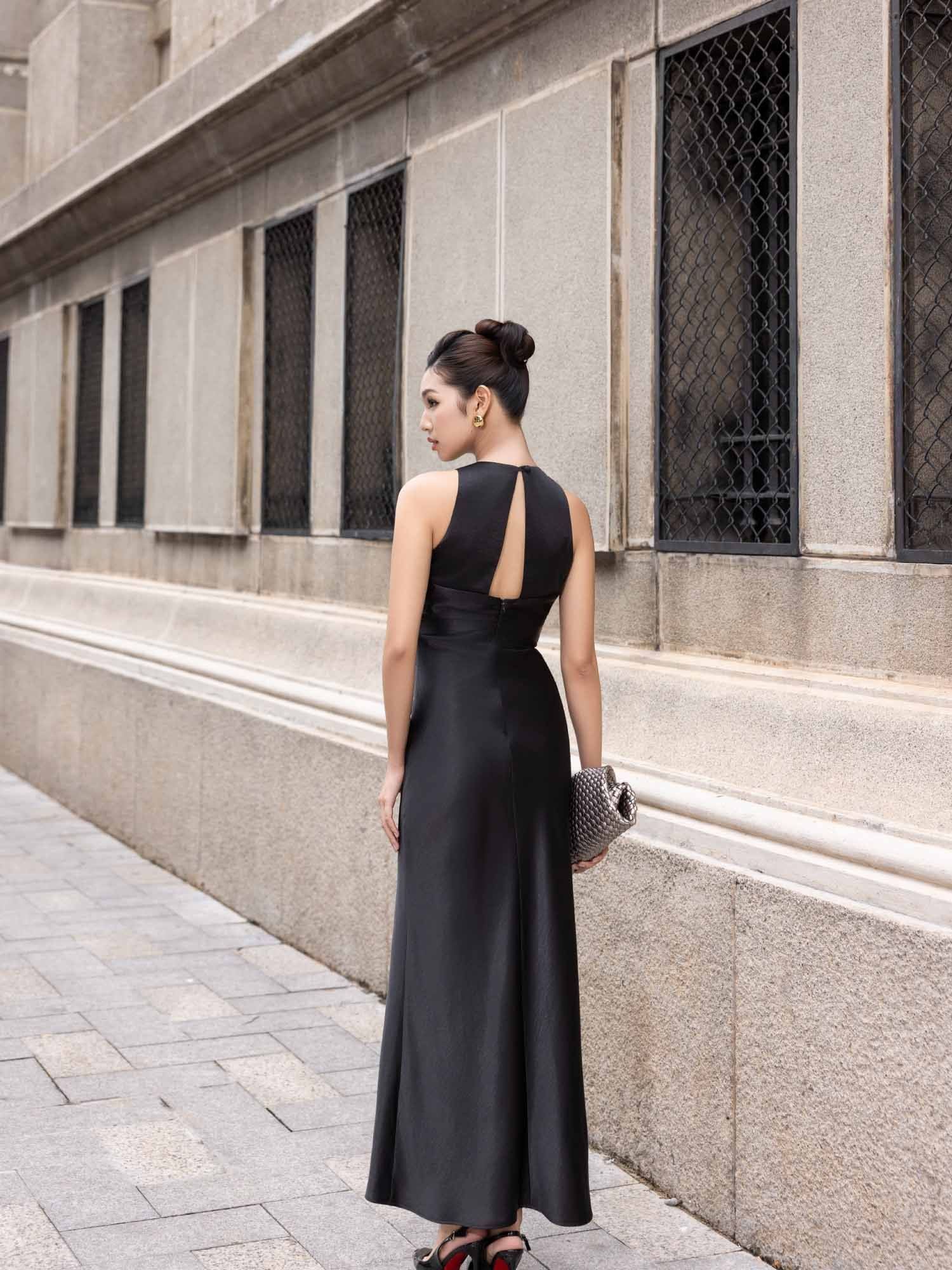  Đầm maxi lụa cổ tròn nhún eo 