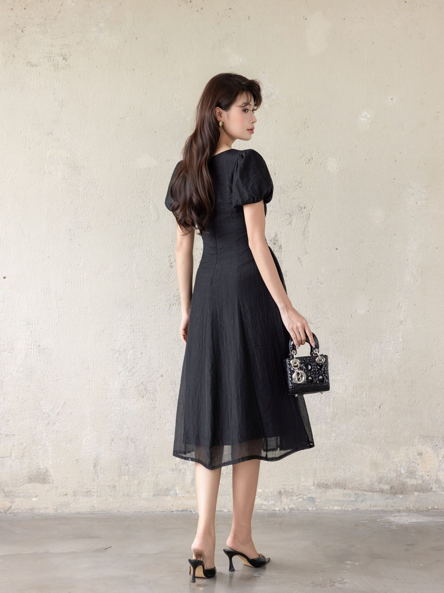  Đầm midi tơ dập nhăn tay phồng 