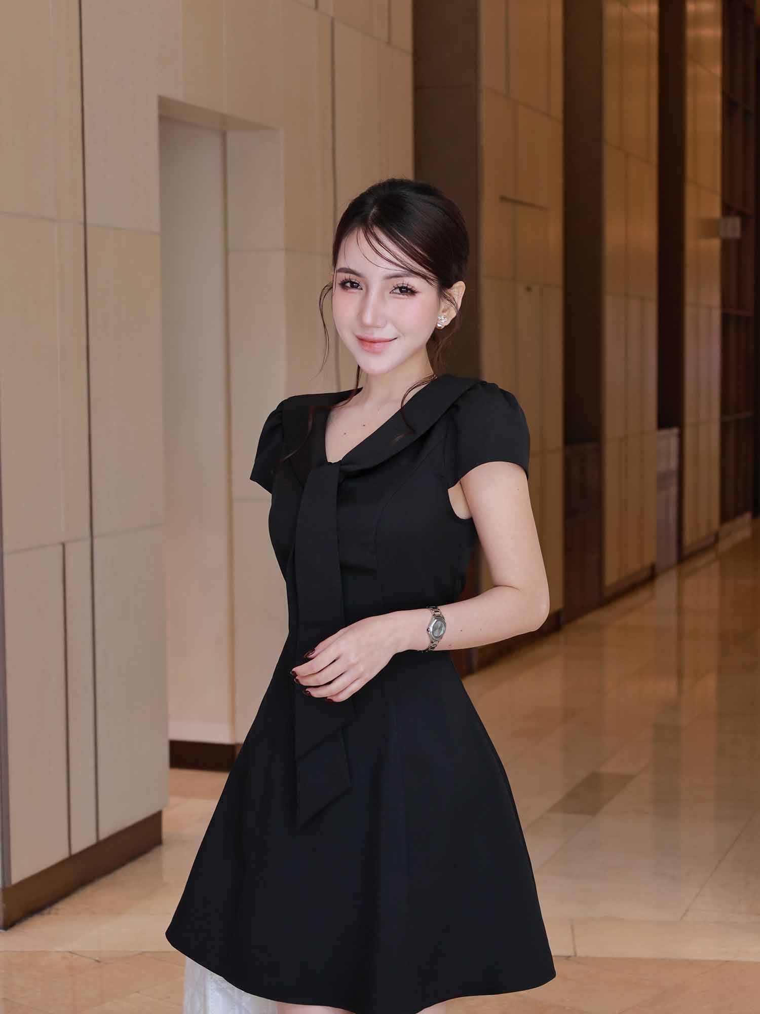 Đầm ngắn cổ áo thắt nơ