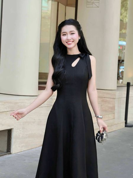 Đầm midi sát nách khoét cổ phối nơ 