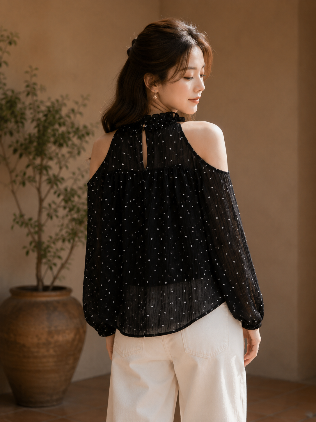 Áo kiểu tơ khoét vai tay dài