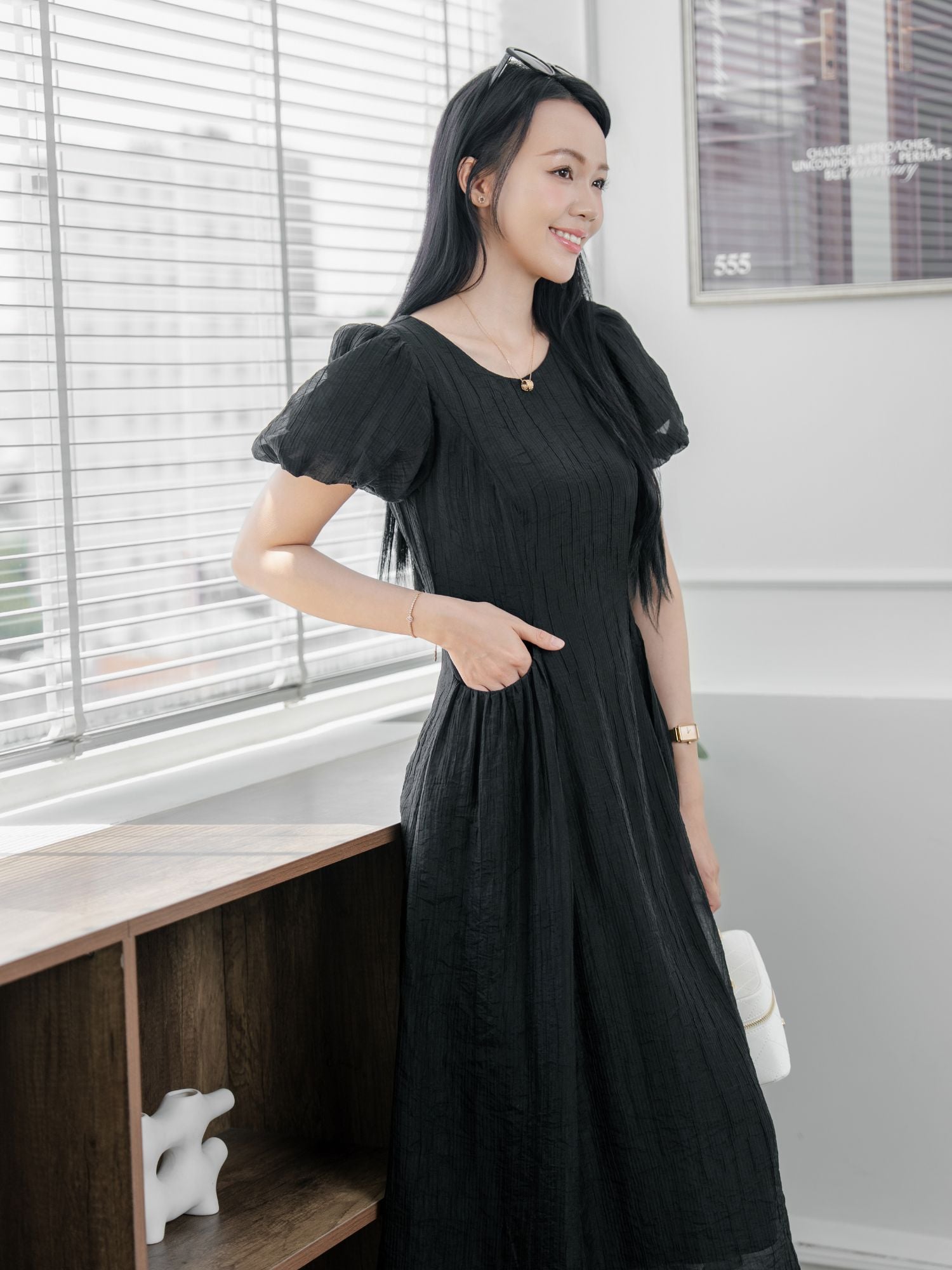 Đầm midi tơ dập nhăn tay phồng