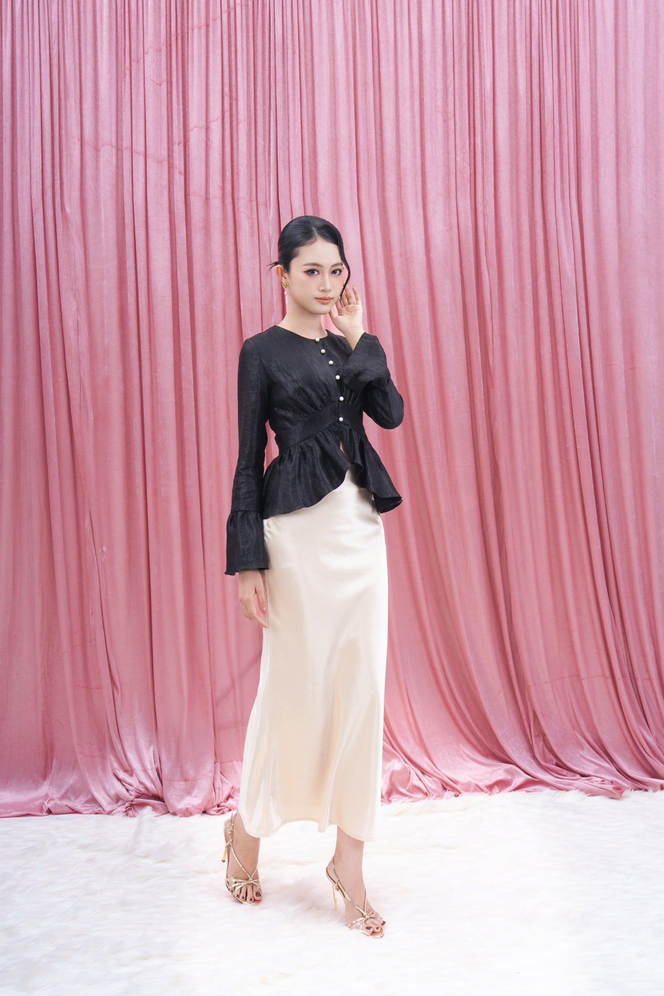 Áo kiểu lụa bóng lai bèo