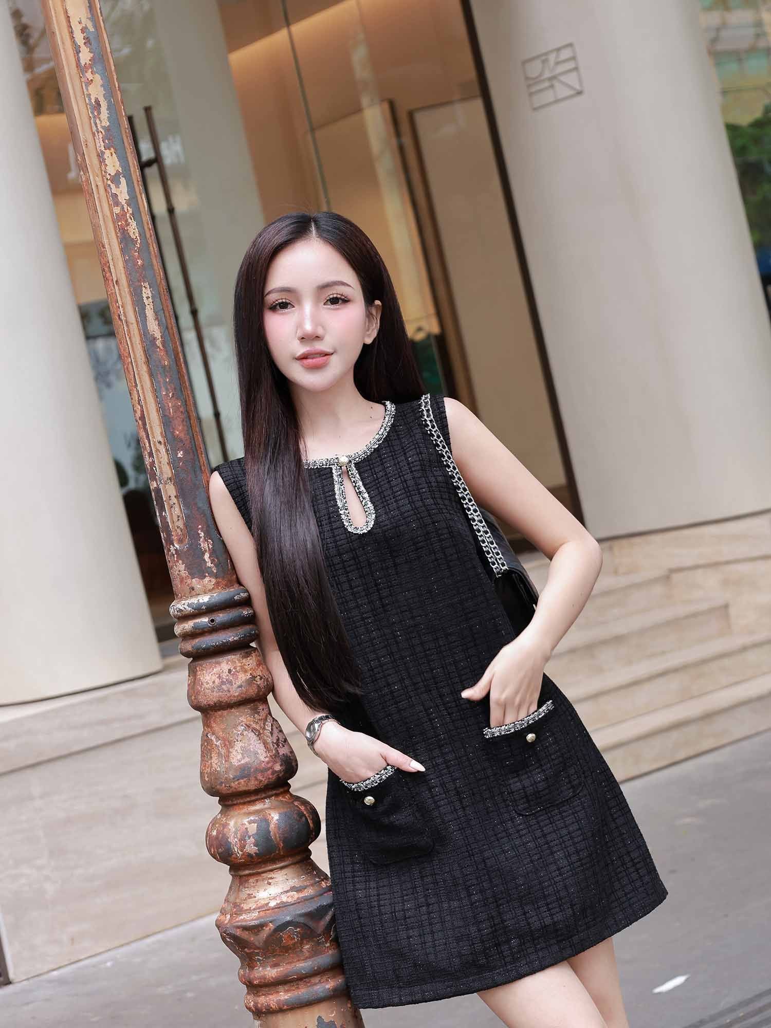  Đầm mini Tweed ngắn cổ giọt nước 