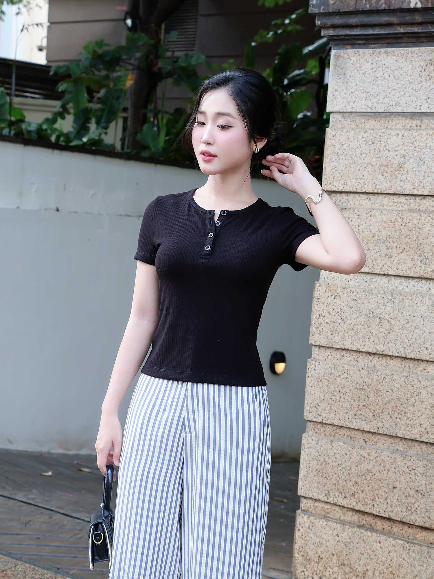  Áo thun cổ tròn gài nút 