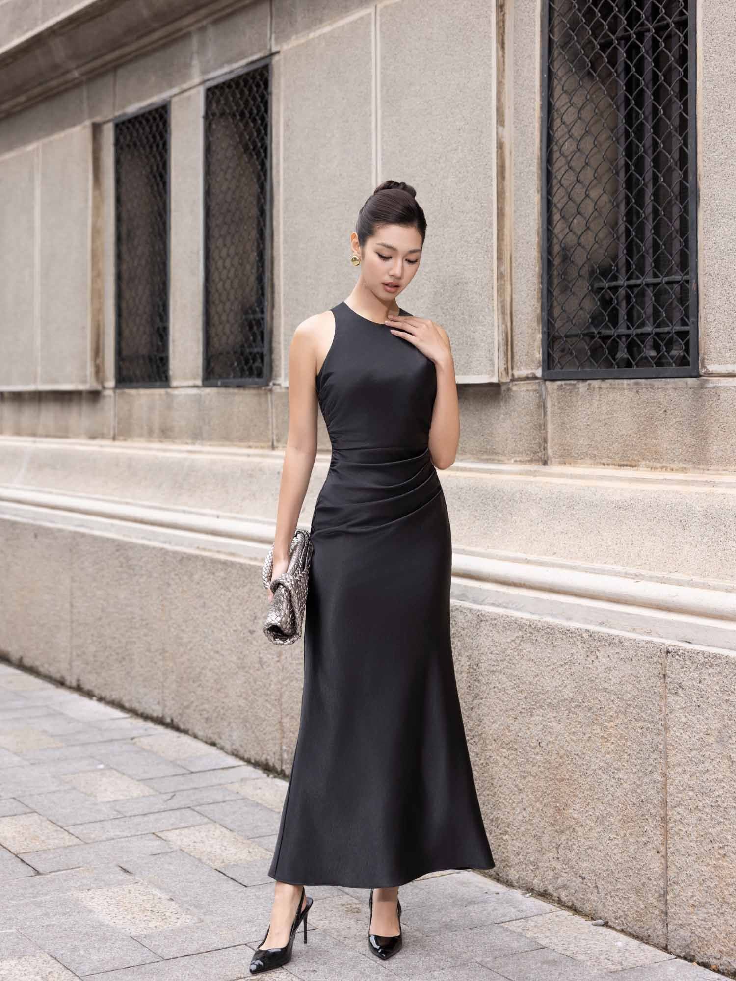  Đầm maxi lụa cổ tròn nhún eo 