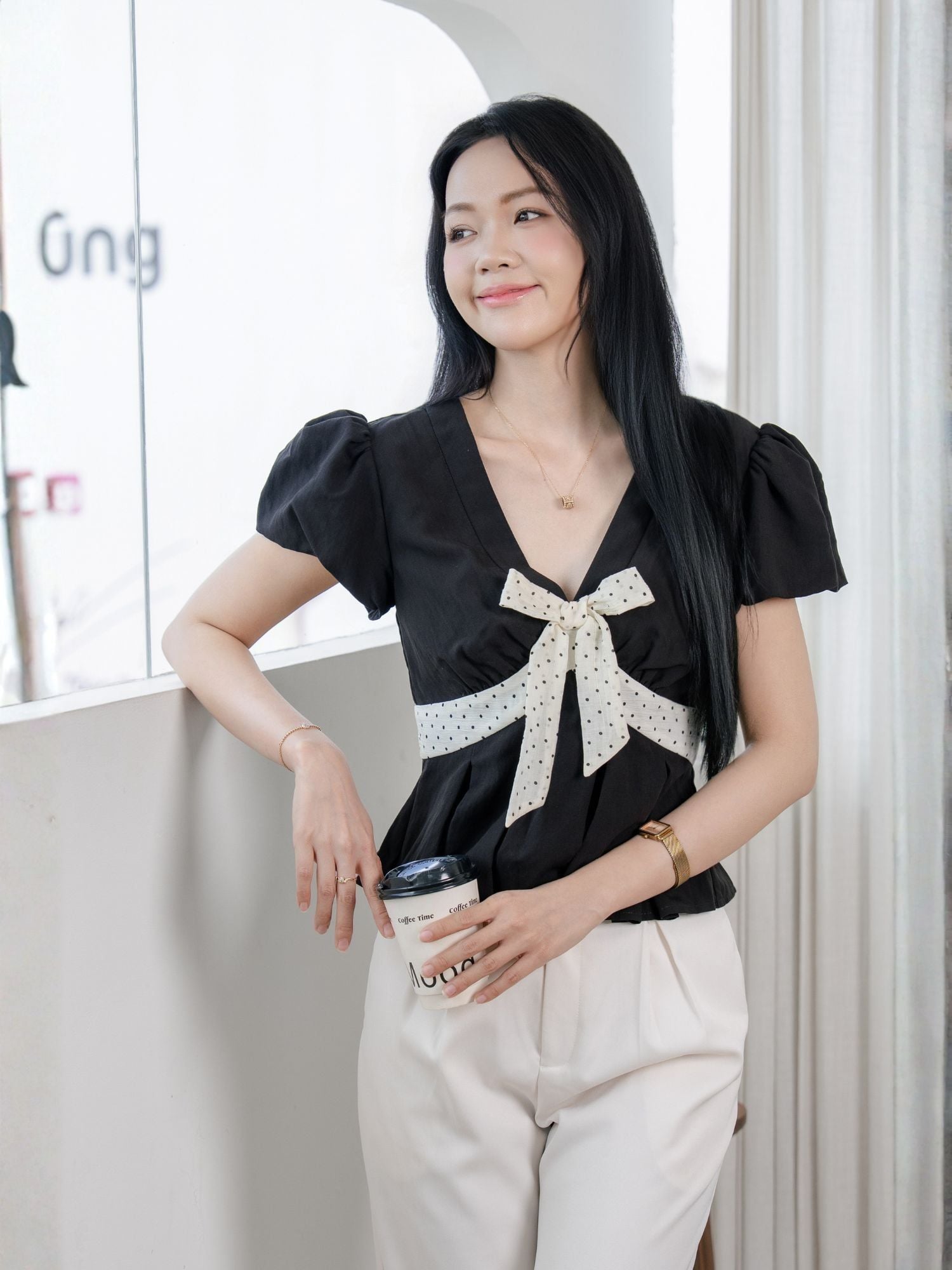  Áo kiểu phối nơ chấm bi 