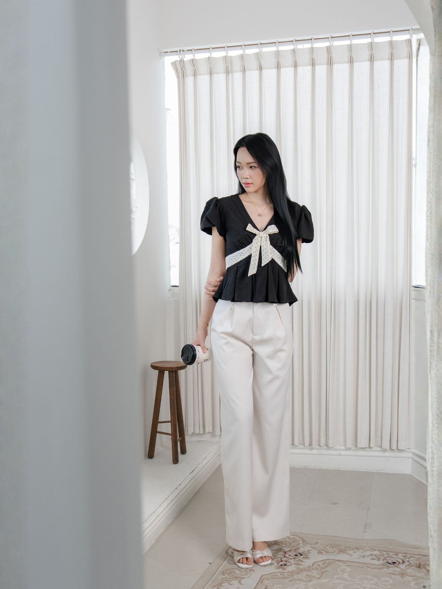  Áo kiểu phối nơ chấm bi 