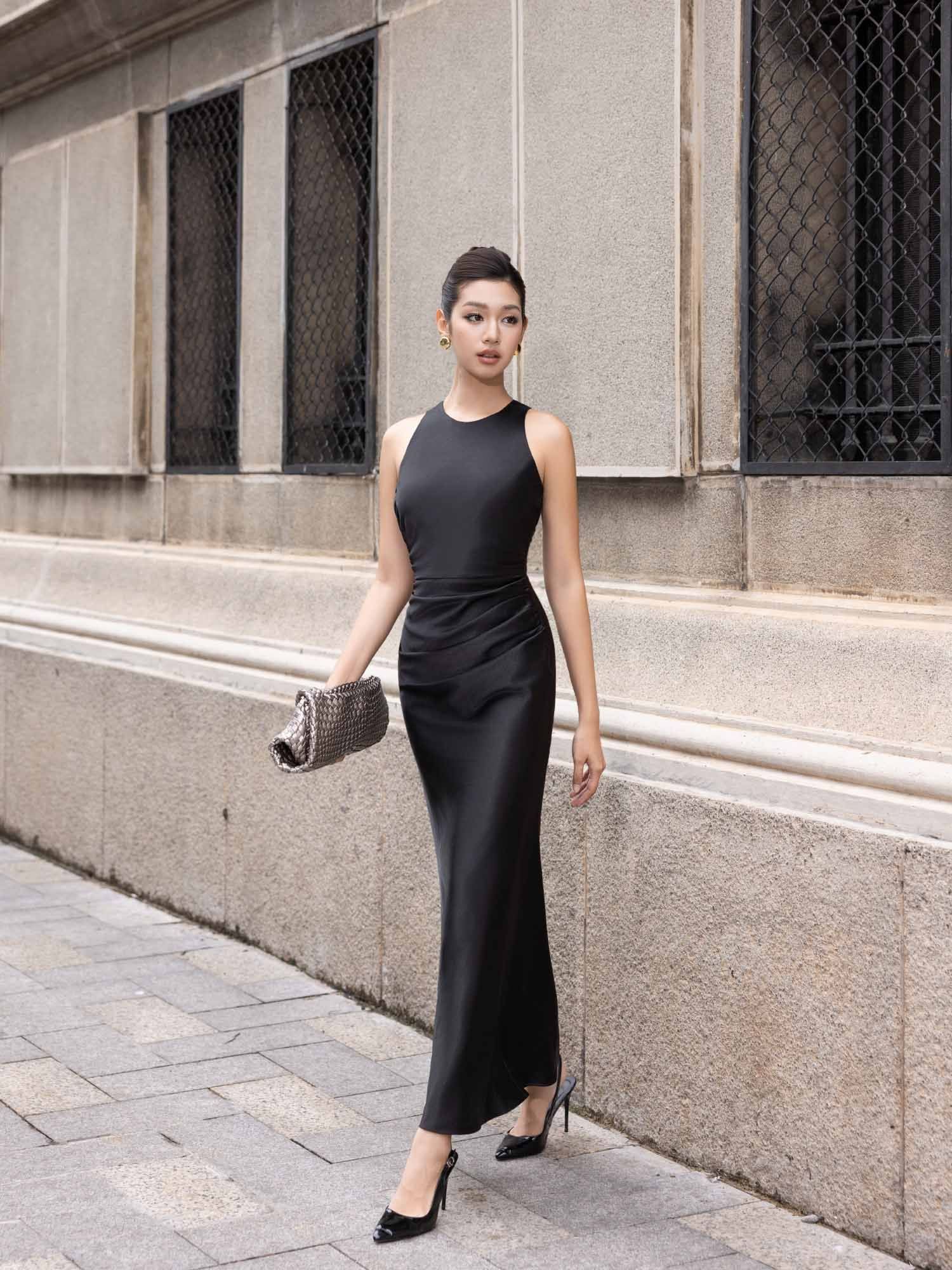  Đầm maxi lụa cổ tròn nhún eo 