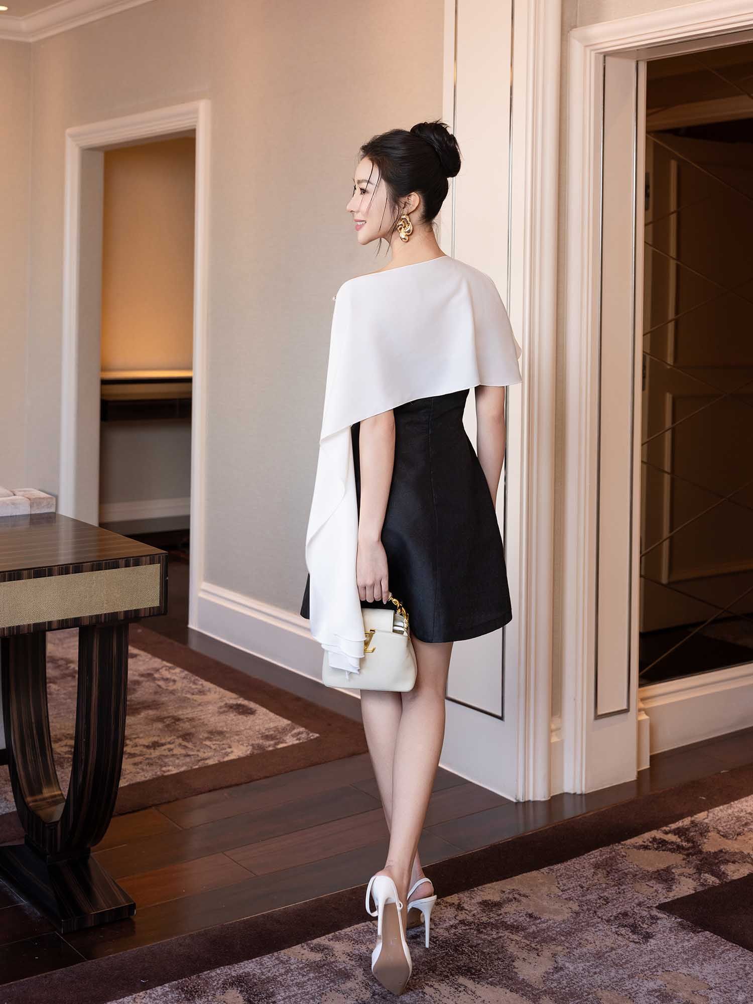  Đầm mini Tapta cúp ngực phối khăn lụa 