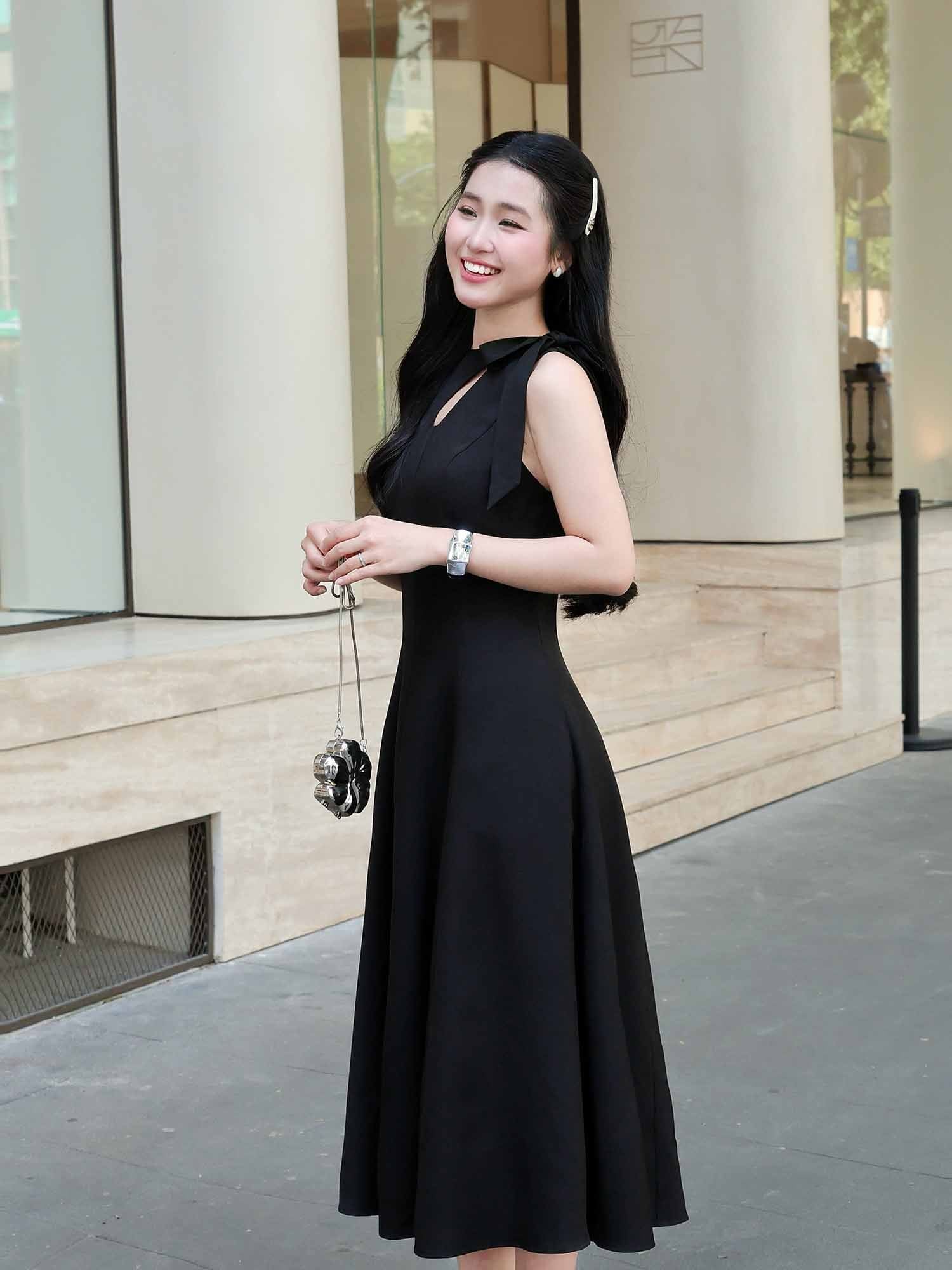  Đầm midi sát nách khoét cổ phối nơ 