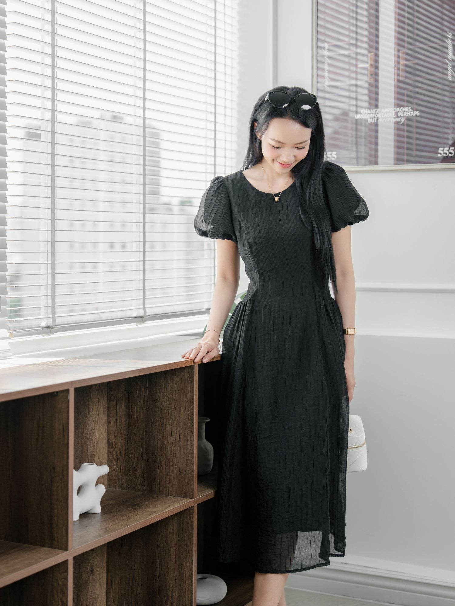 Đầm midi tơ dập nhăn tay phồng