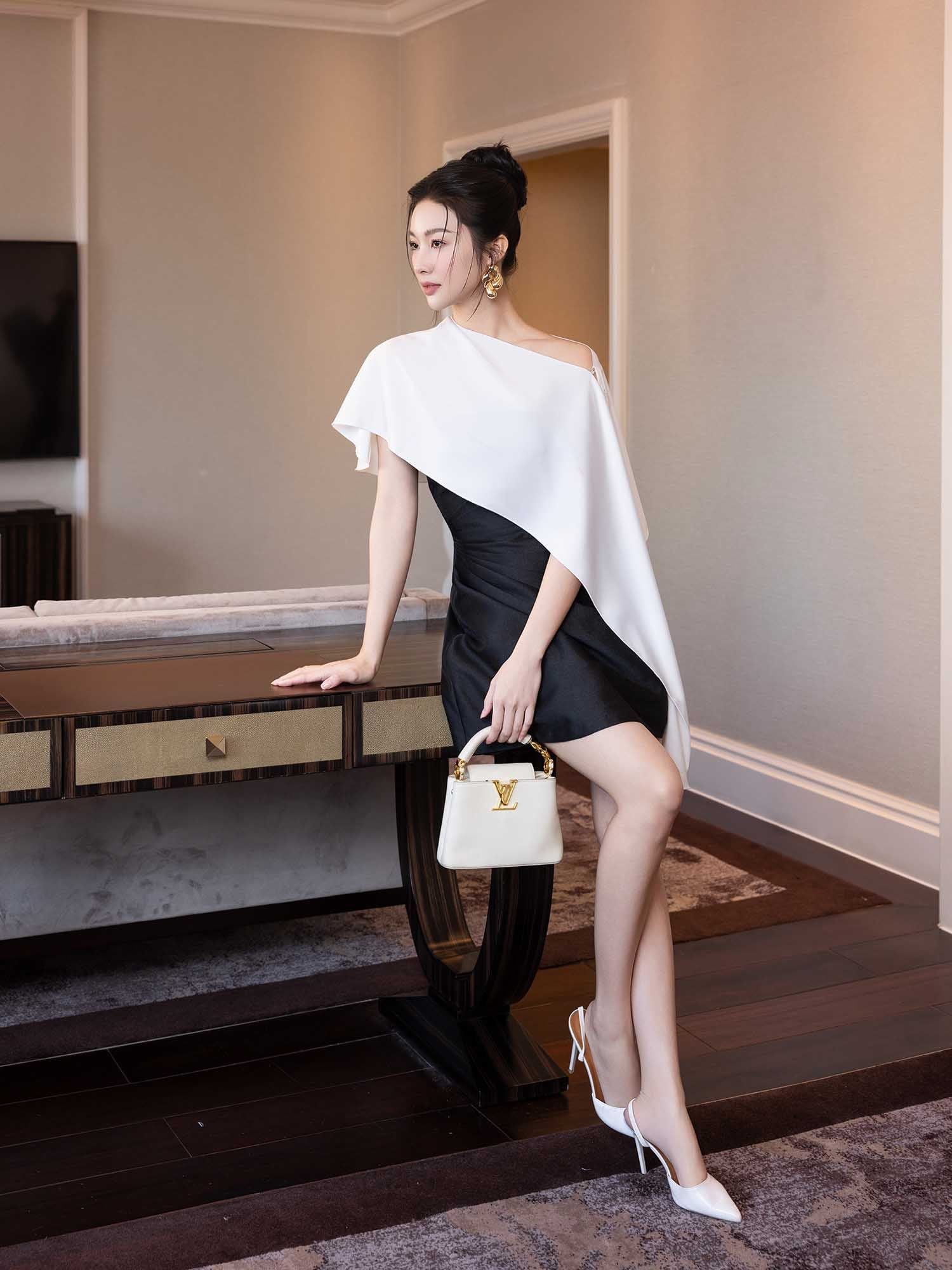  Đầm mini Tapta cúp ngực phối khăn lụa 