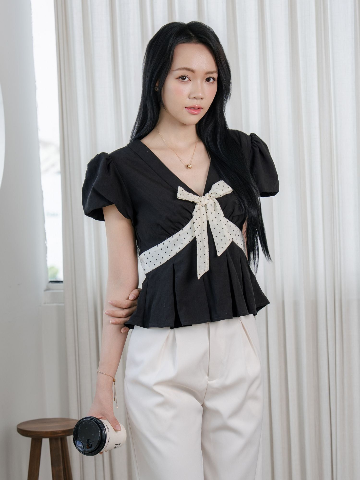  Áo kiểu phối nơ chấm bi 