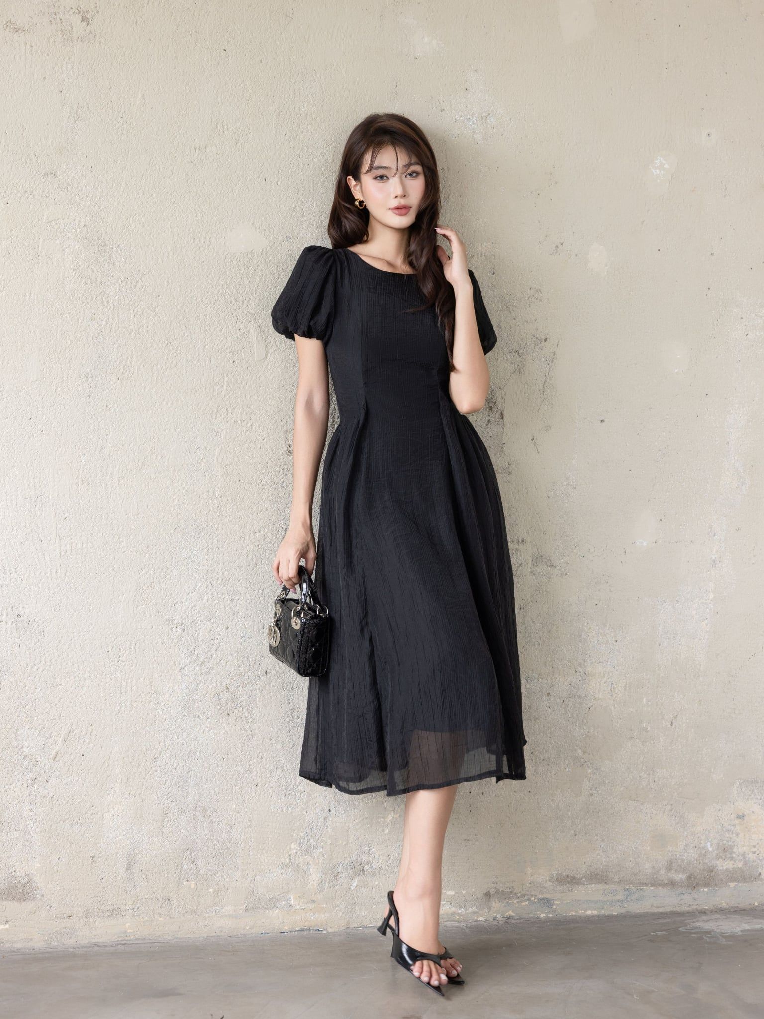  Đầm midi tơ dập nhăn tay phồng 