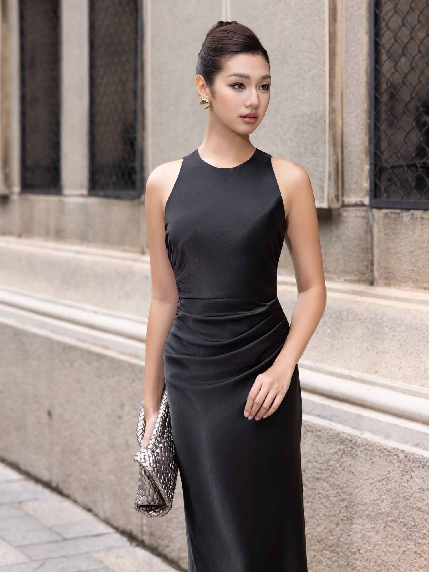  Đầm maxi lụa cổ tròn nhún eo 