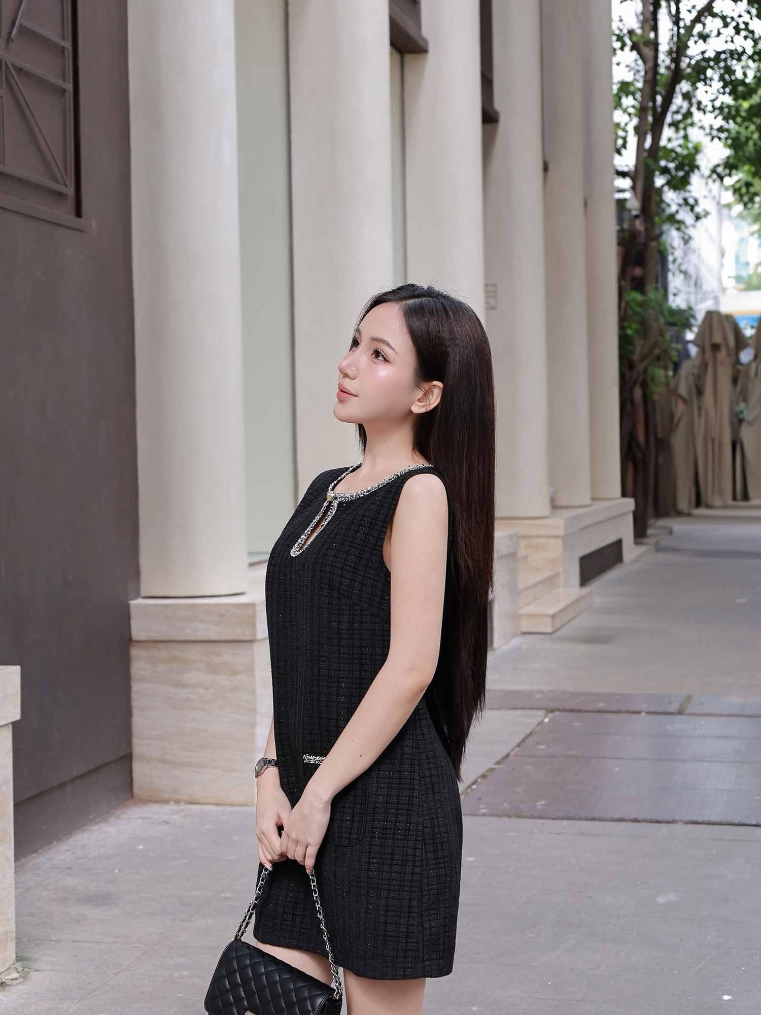  Đầm mini Tweed ngắn cổ giọt nước 