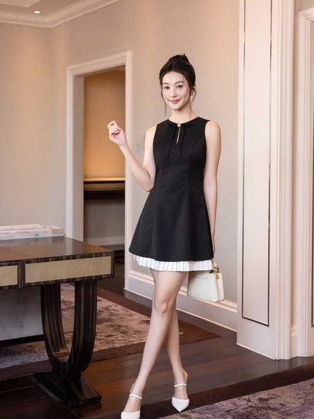  Đầm mini lai dập ly khoét cổ 