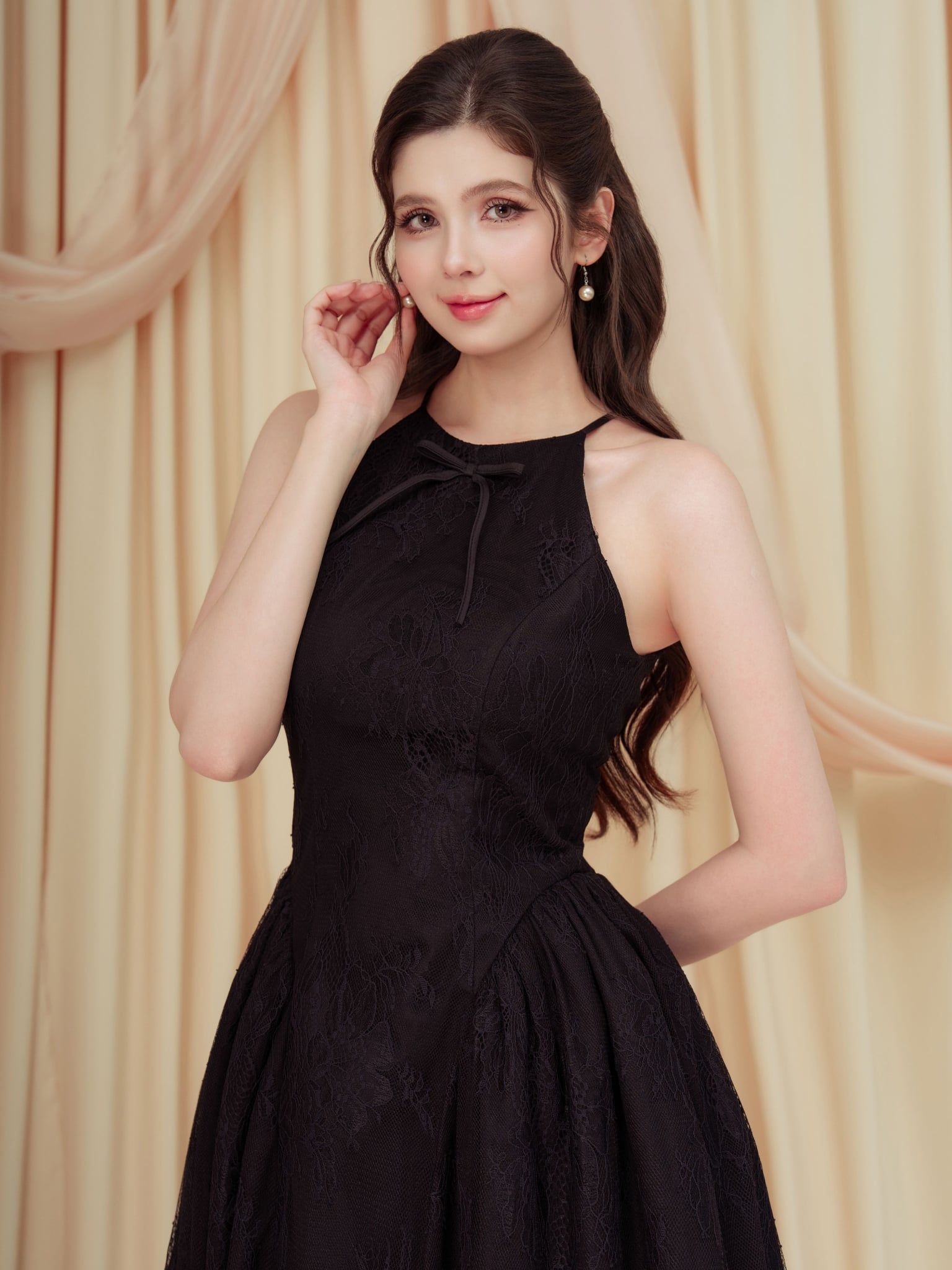  Đầm mini ren cổ yếm 