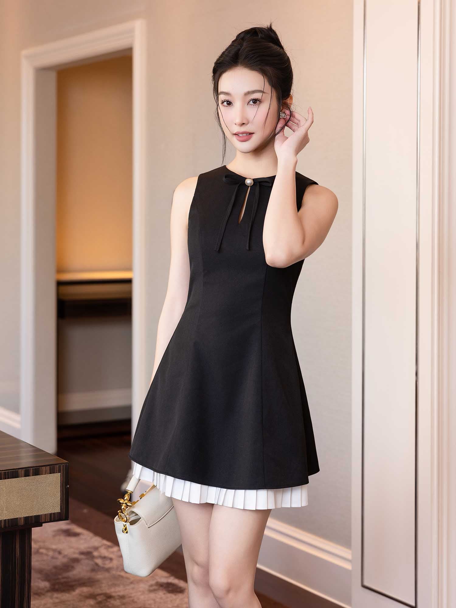 Đầm mini lai dập ly khoét cổ