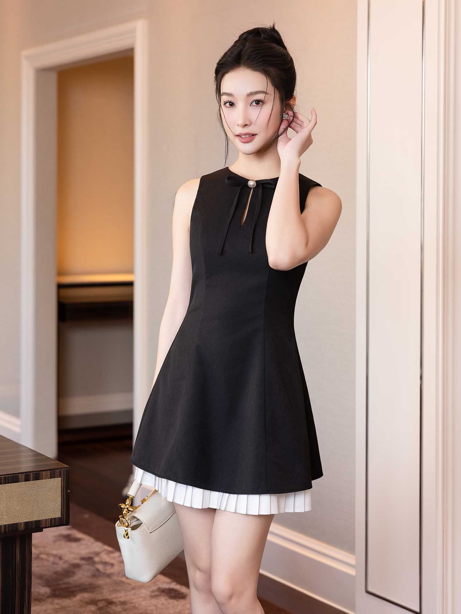  Đầm mini lai dập ly khoét cổ 