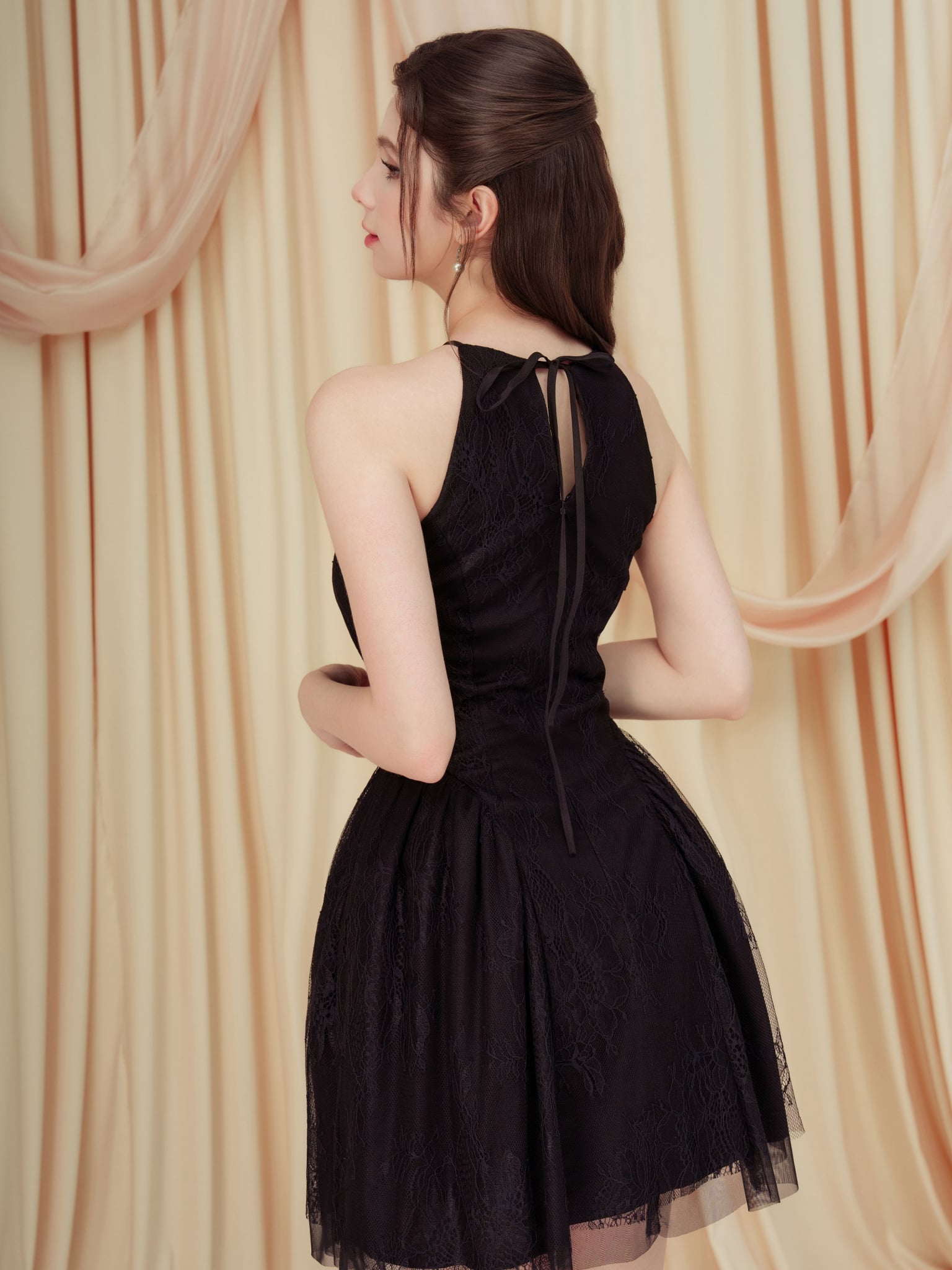 Đầm mini ren cổ yếm
