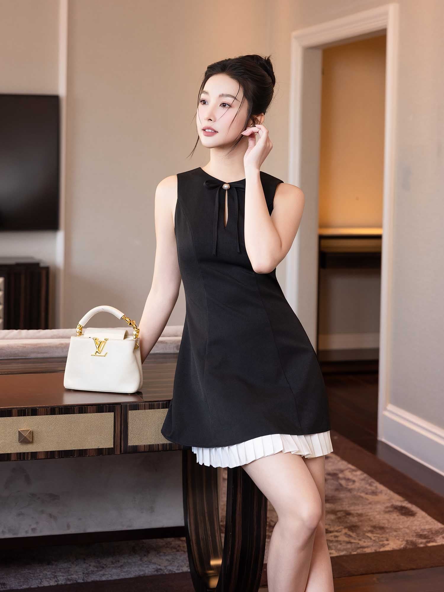  Đầm mini lai dập ly khoét cổ 