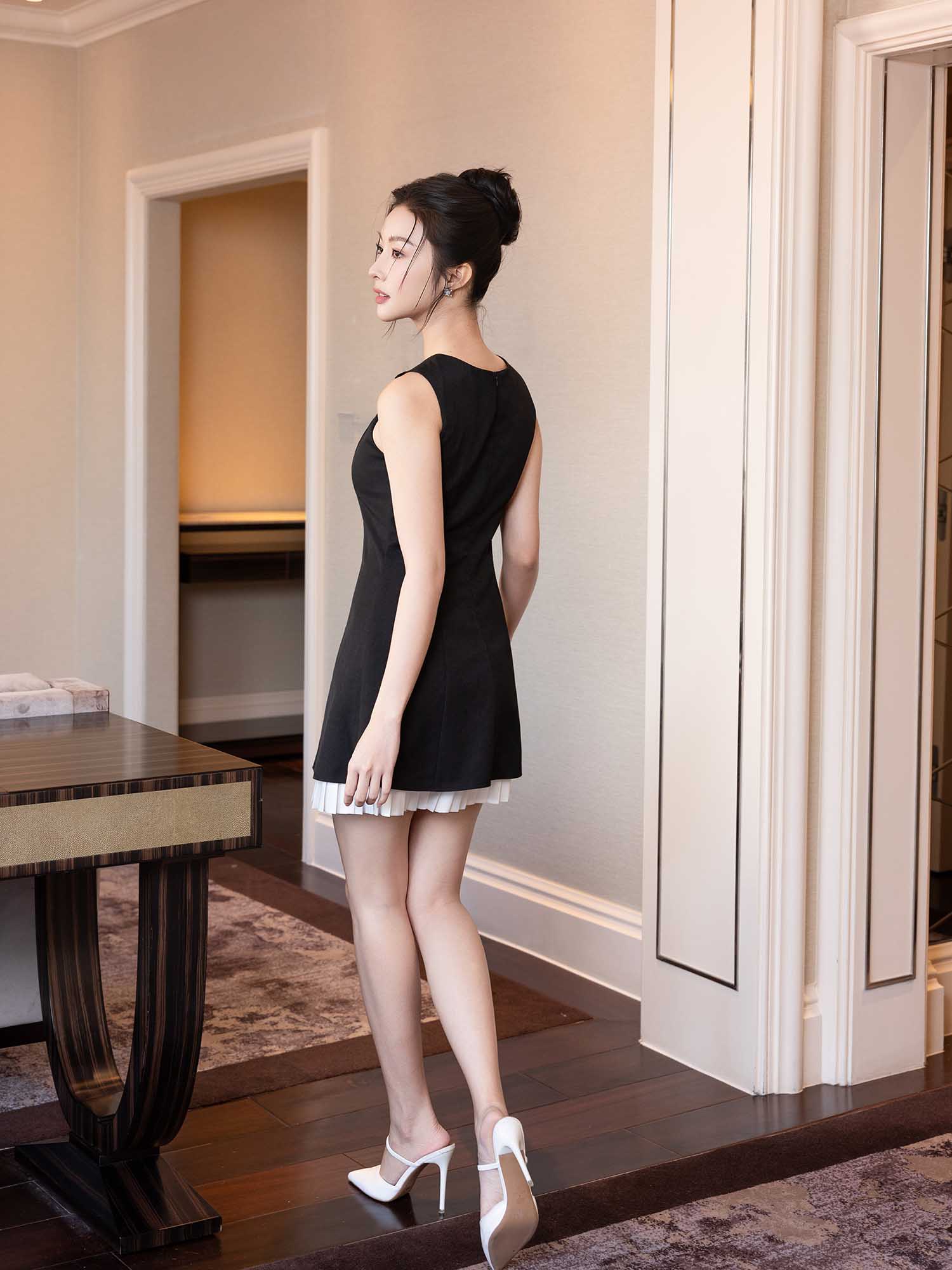 Đầm mini lai dập ly khoét cổ