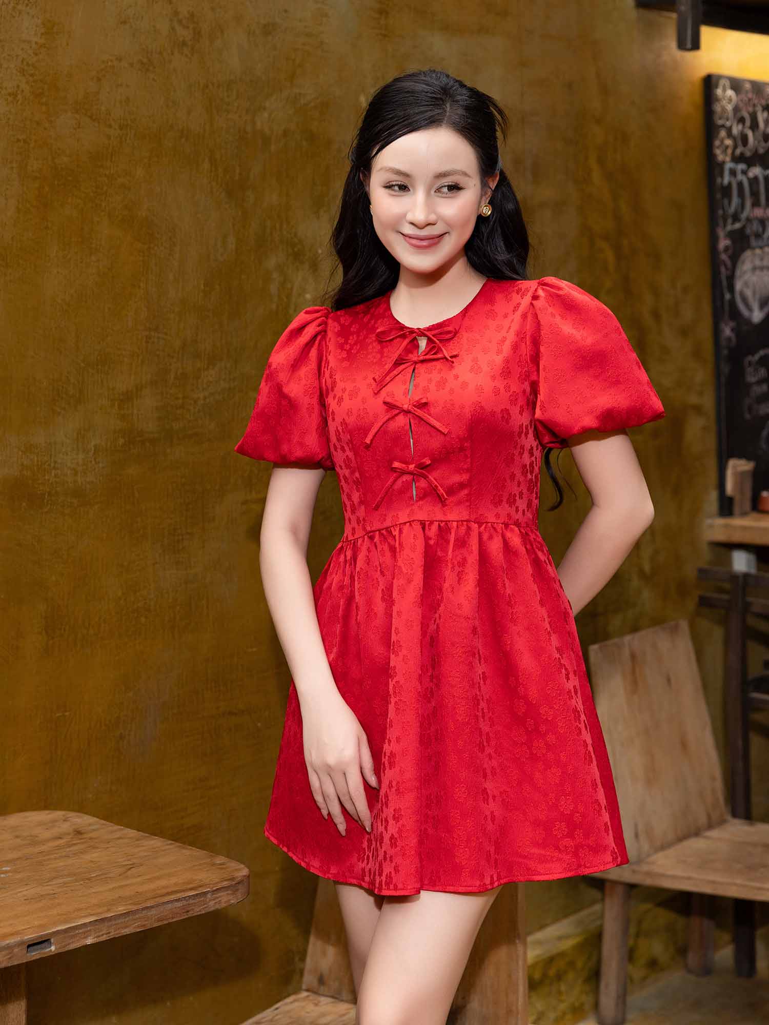 Đầm mini gấm tay phồng phối nơ