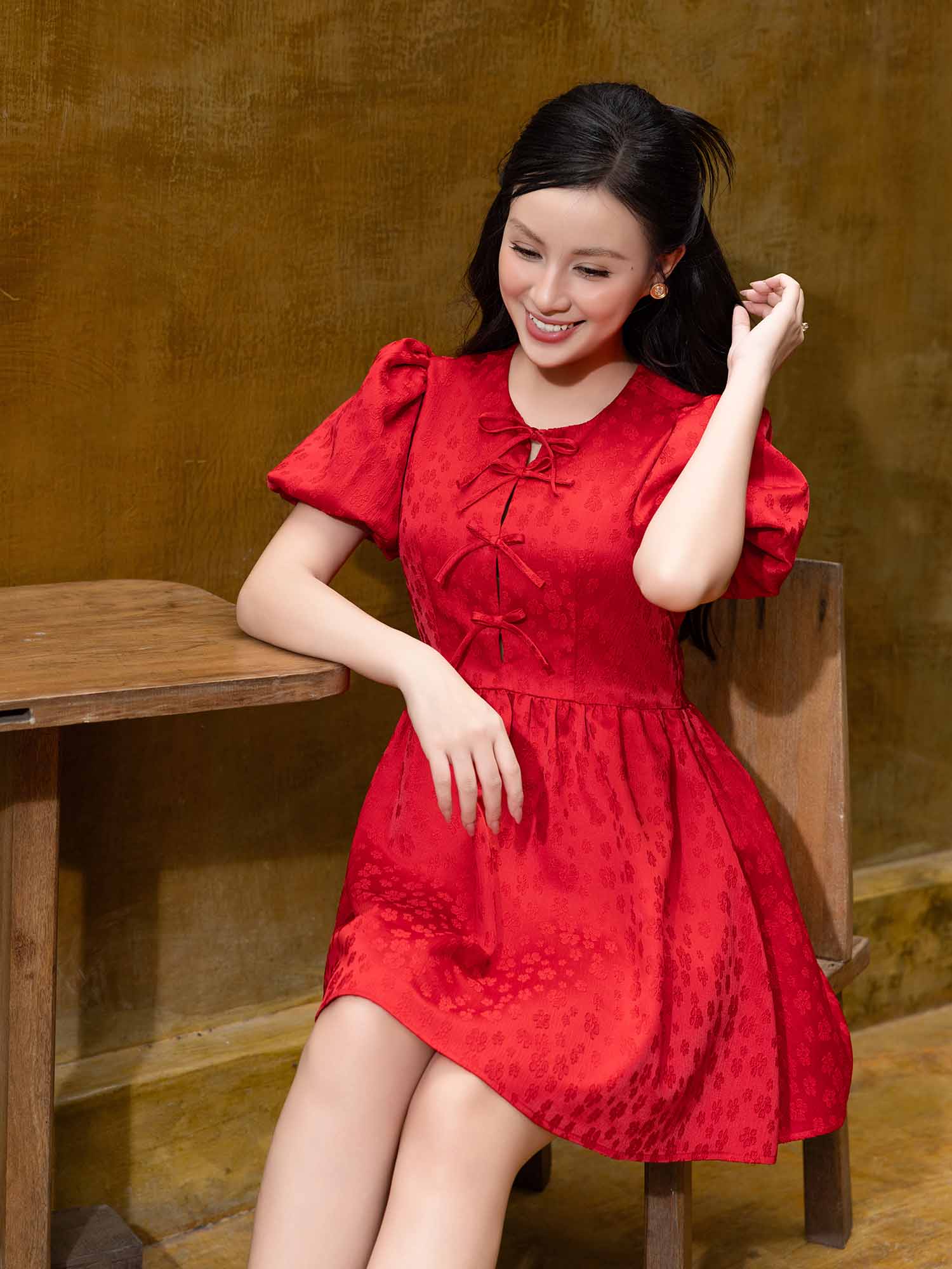 Đầm mini gấm tay phồng phối nơ