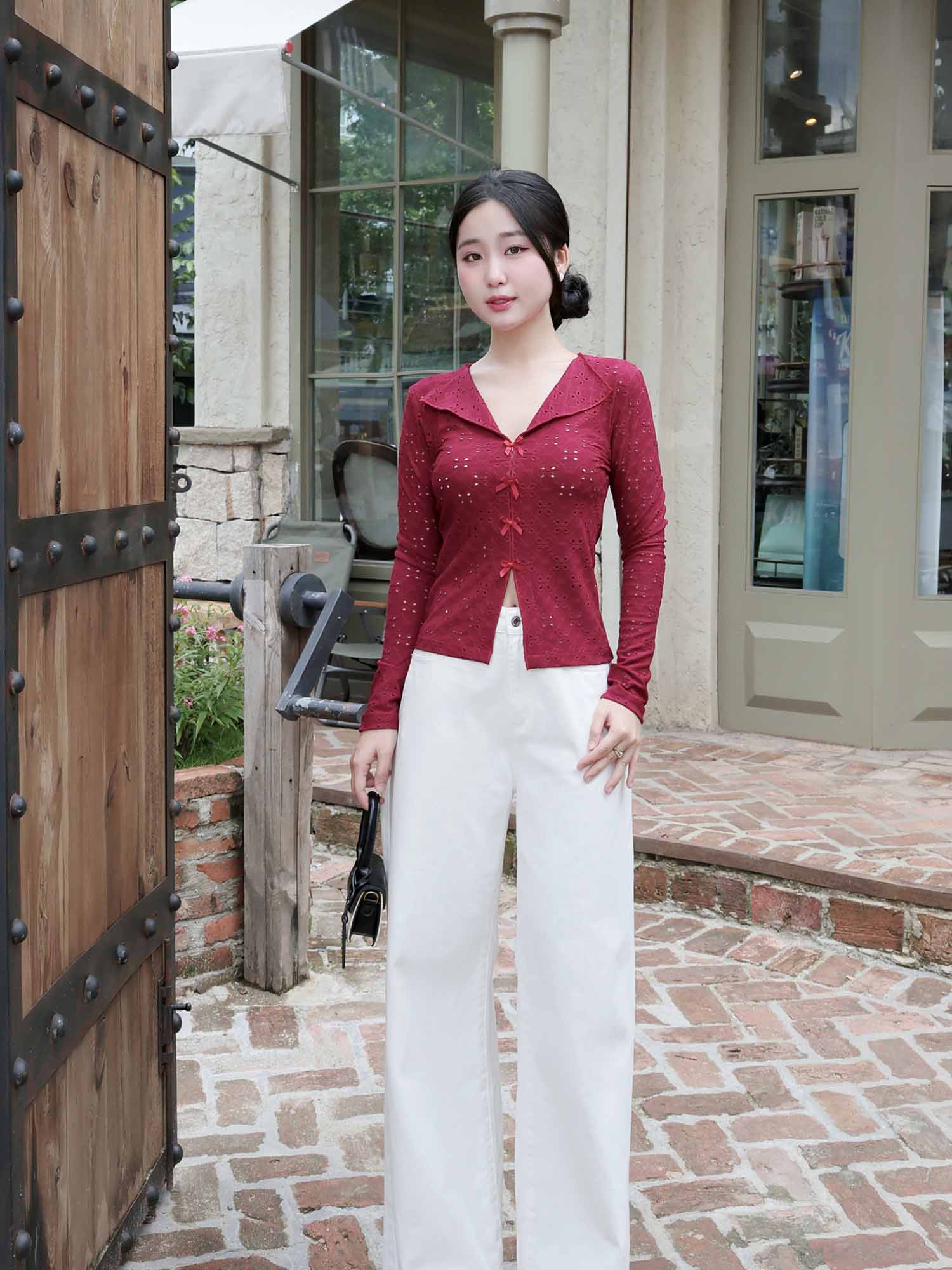 Áo thun thêu tay dài cổ tim đính nơ thân trước