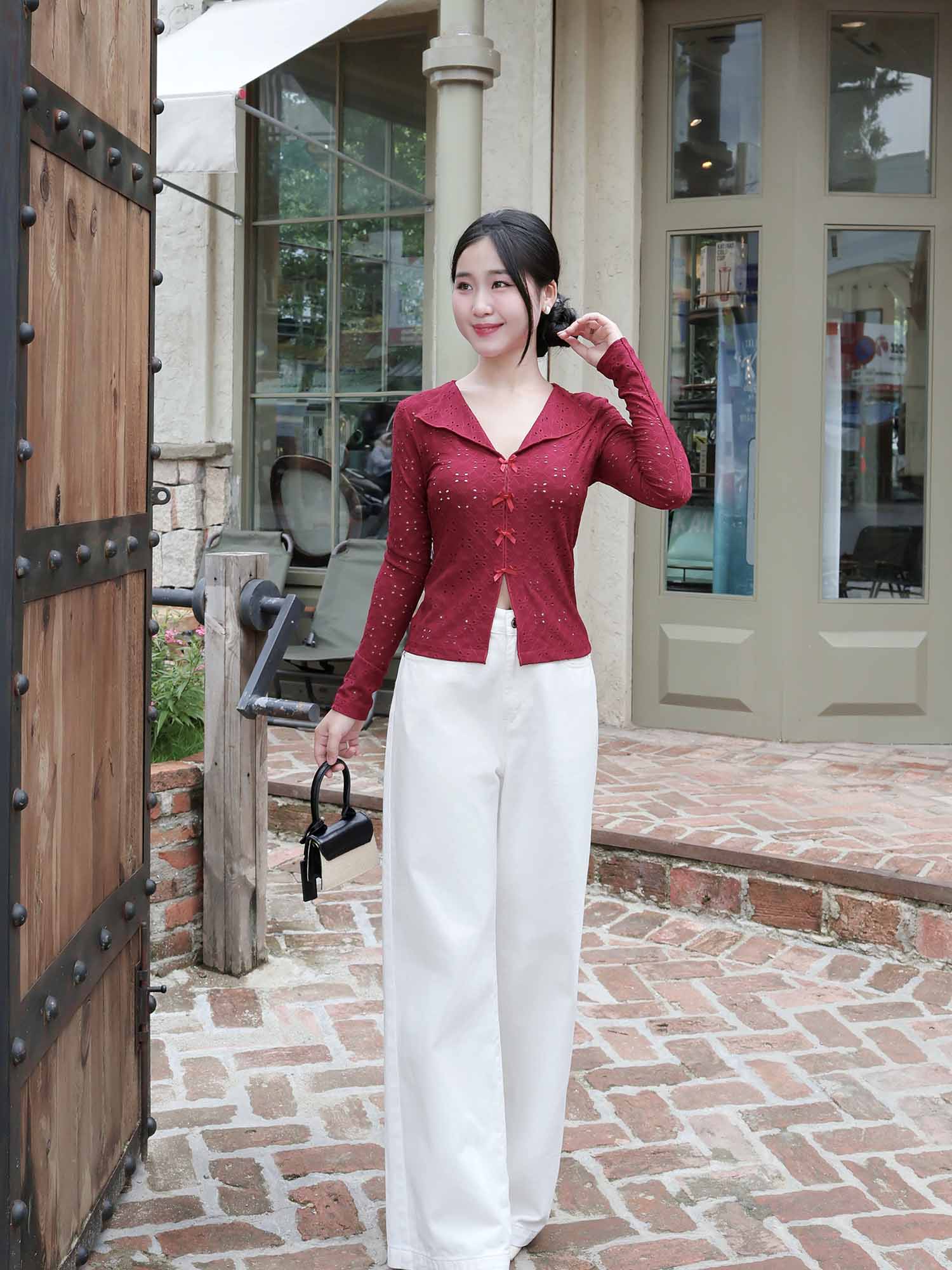 Áo thun thêu tay dài cổ tim đính nơ thân trước