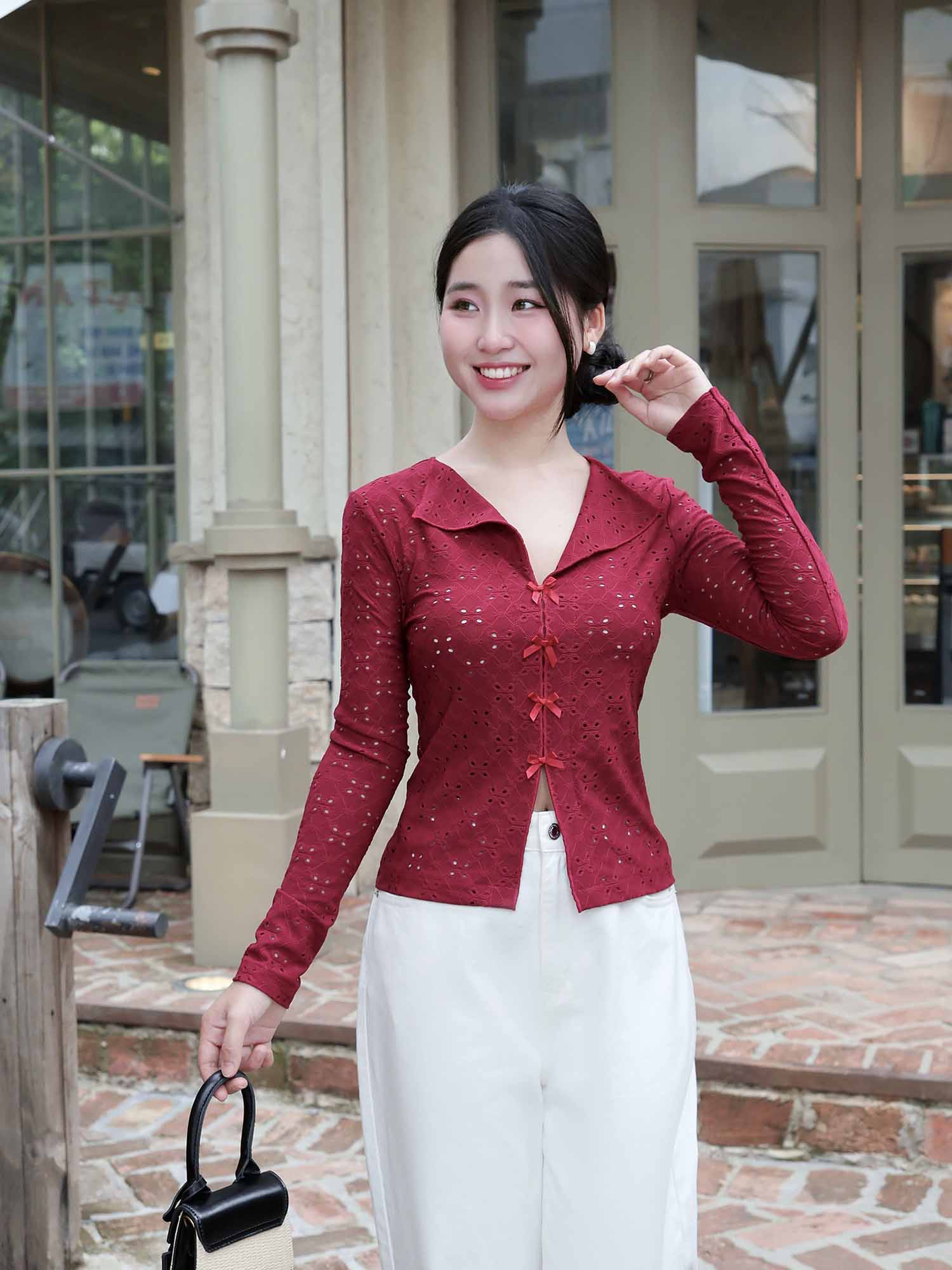 Áo thun thêu tay dài cổ tim đính nơ thân trước