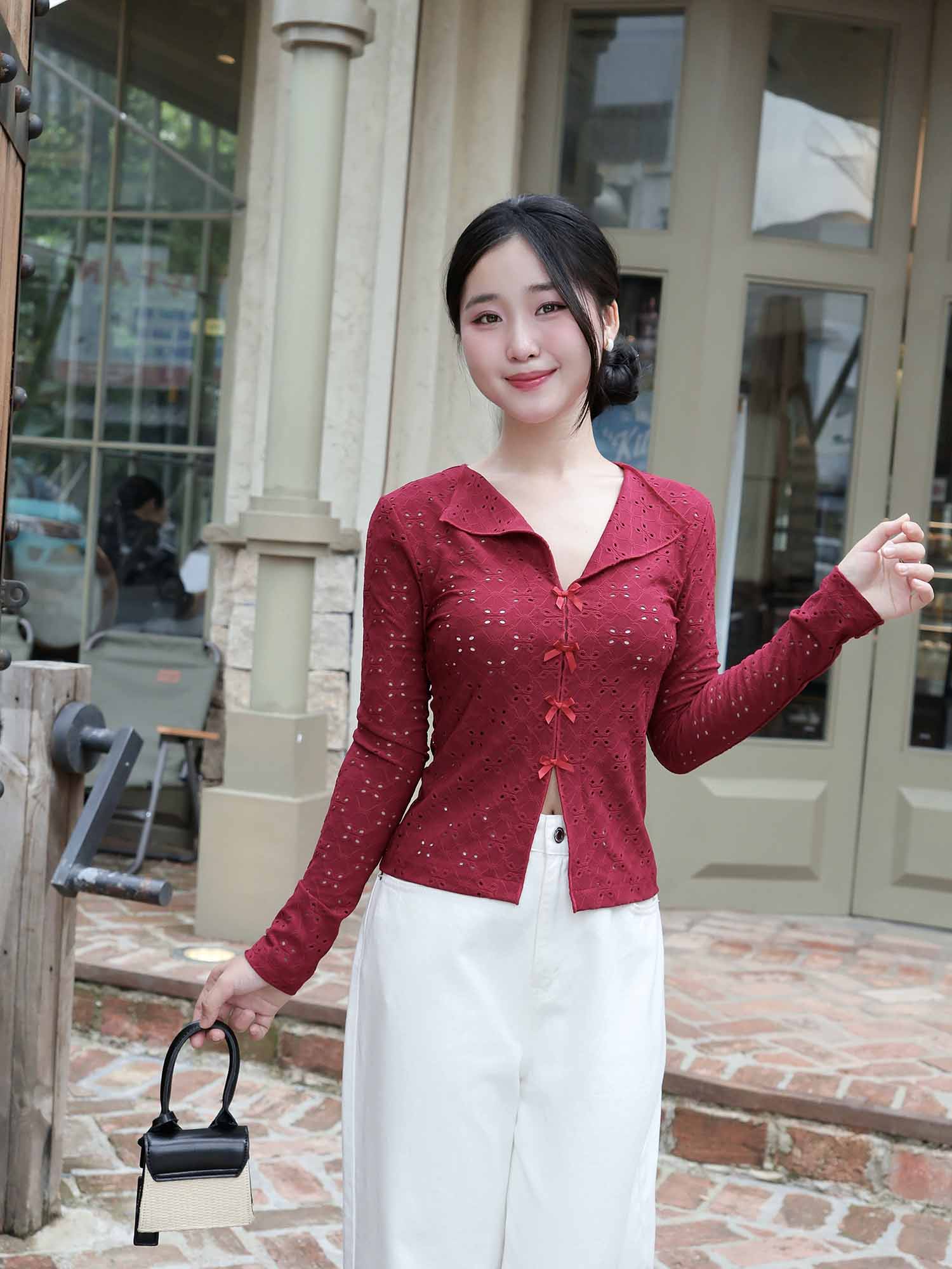 Áo thun thêu tay dài cổ tim đính nơ thân trước